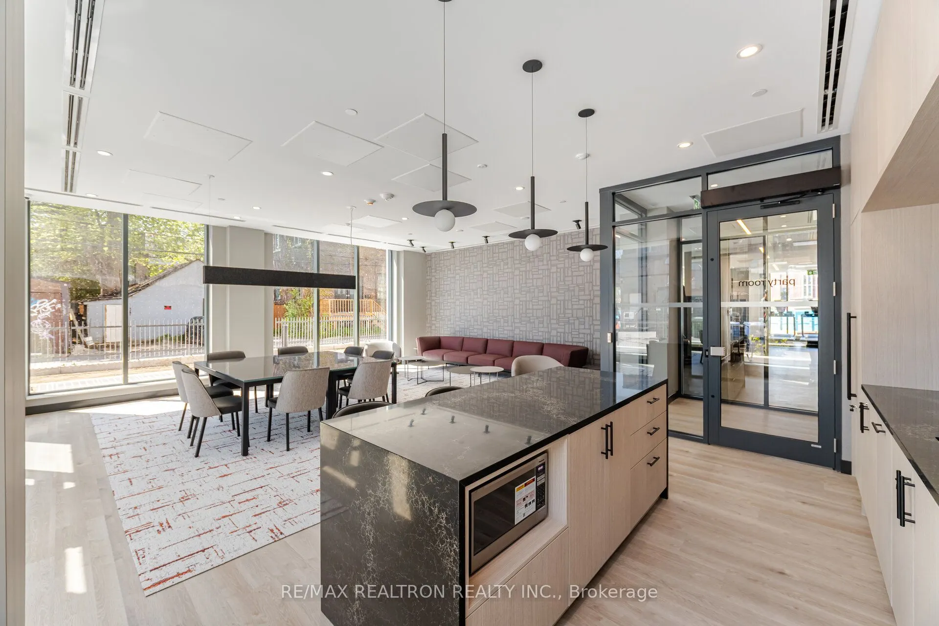 664 Spadina Avenue, #202