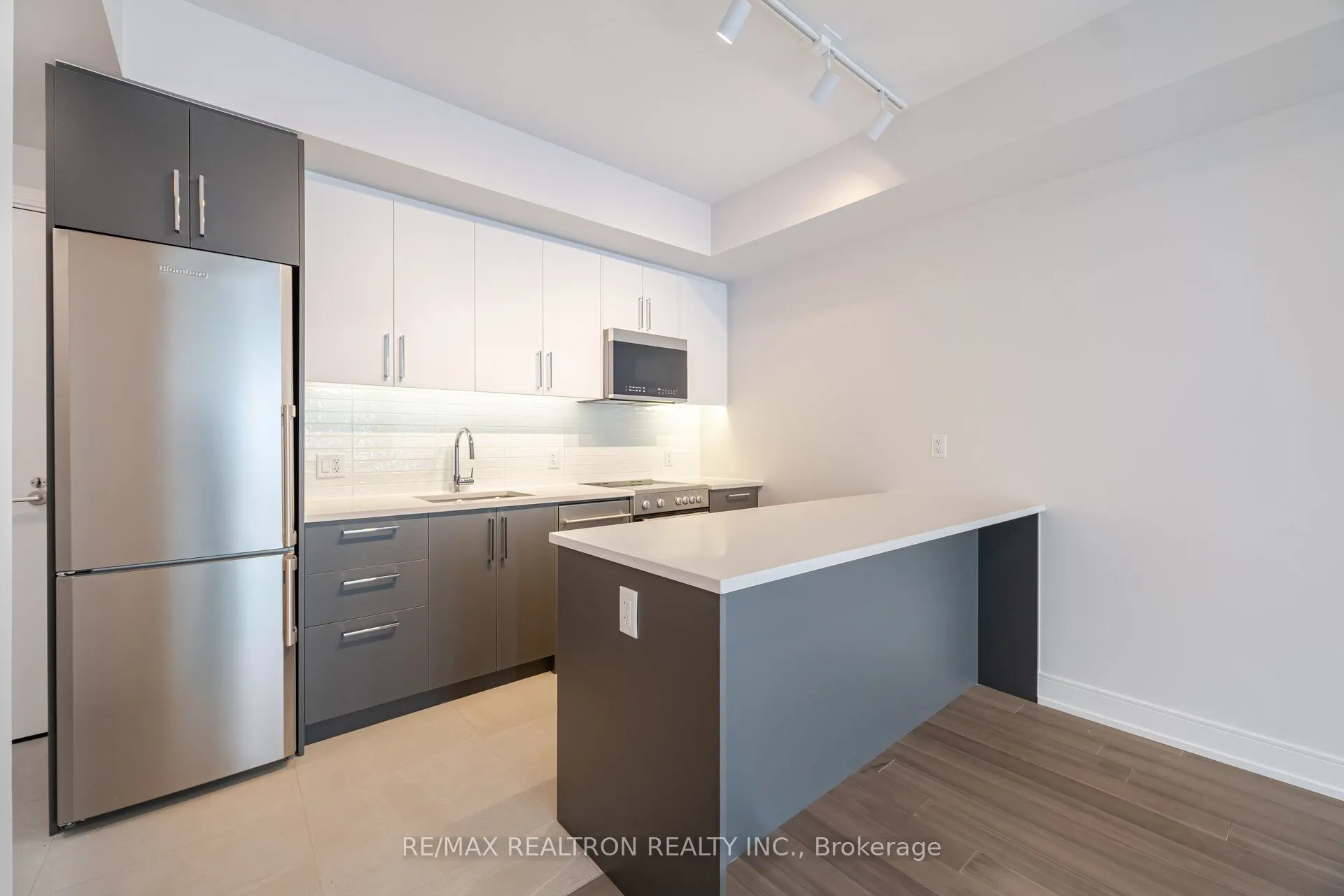 664 Spadina Avenue, #202