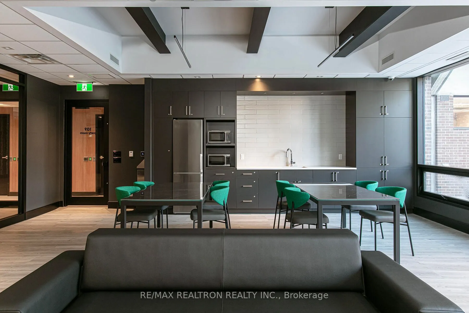 33 Isabella Street, #704