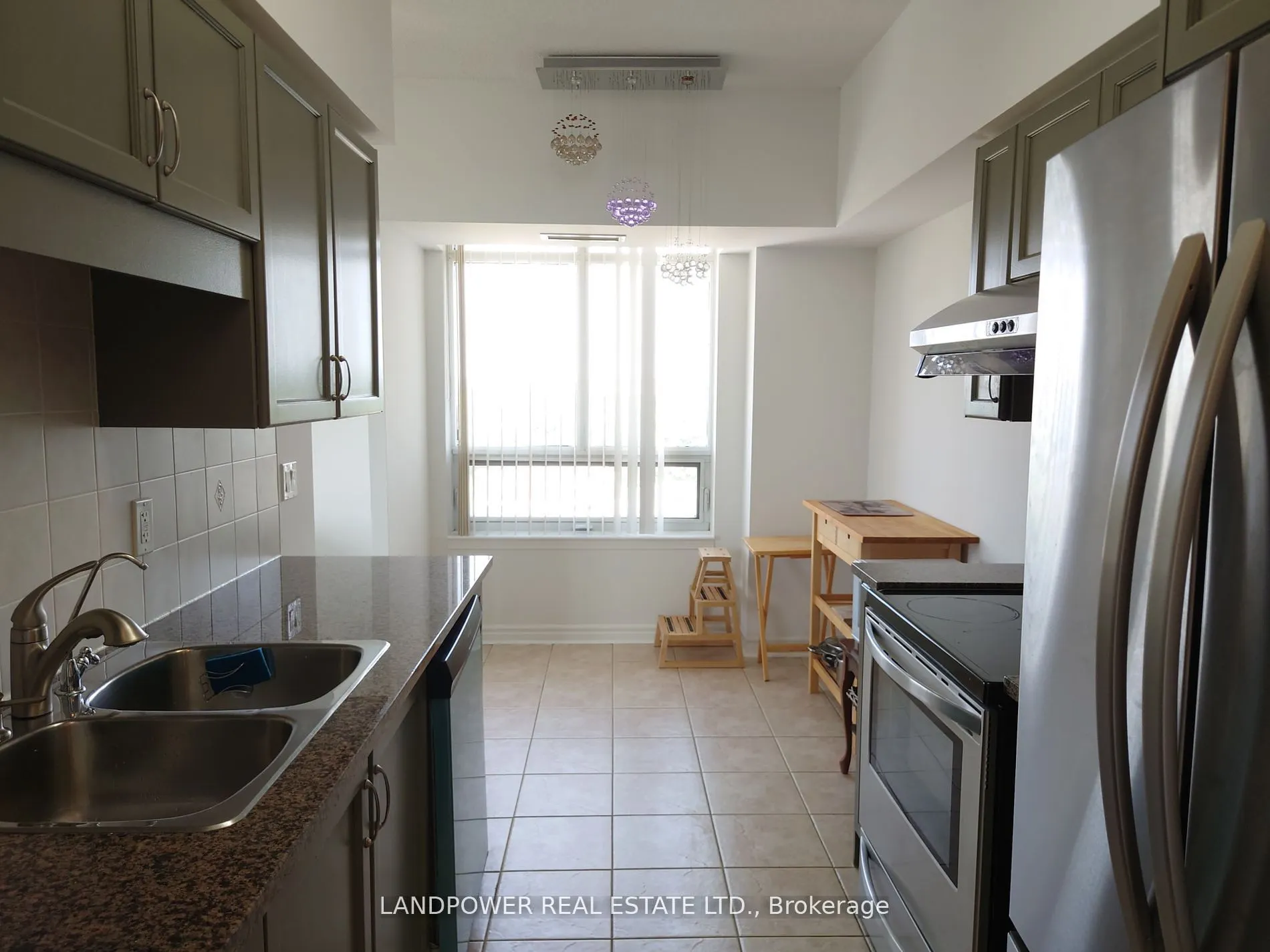 18 Kenaston Gardens, #1802