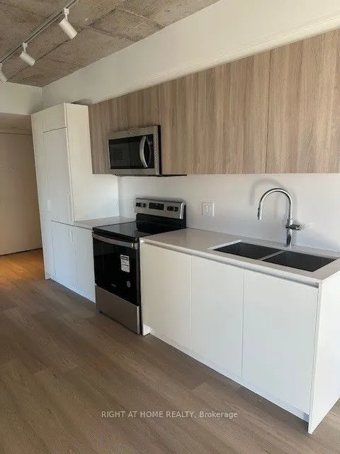 571 Bloor Street W, #2105A