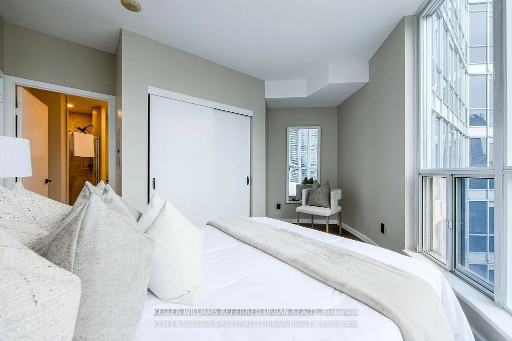 218 Queens Quay W, #2501