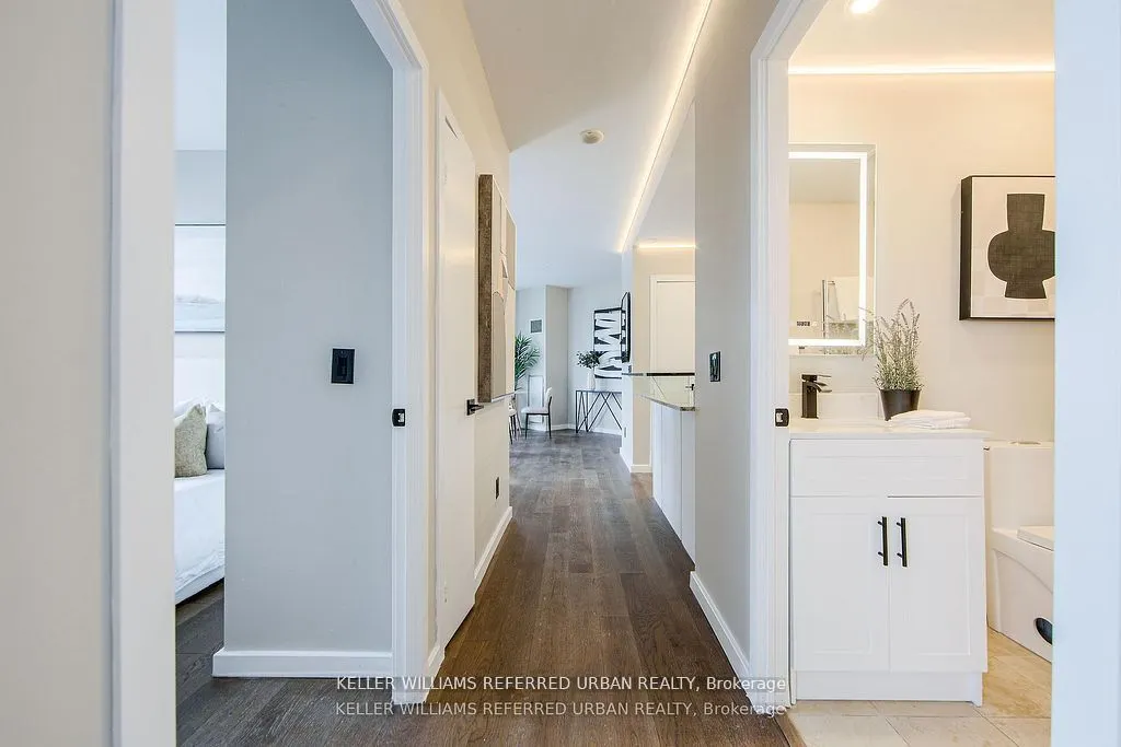 218 Queens Quay W, #2501