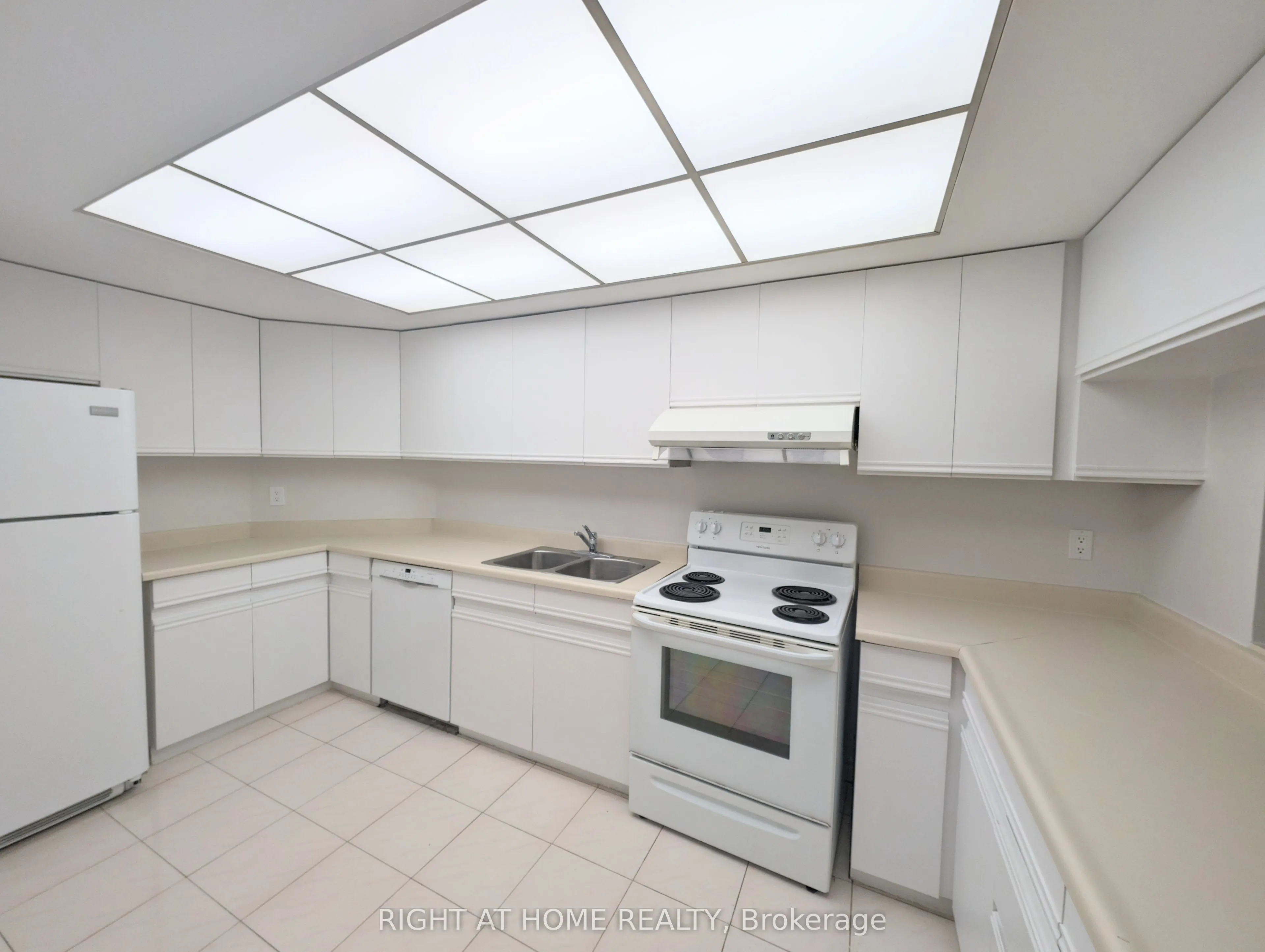 280 Simcoe Street, #506