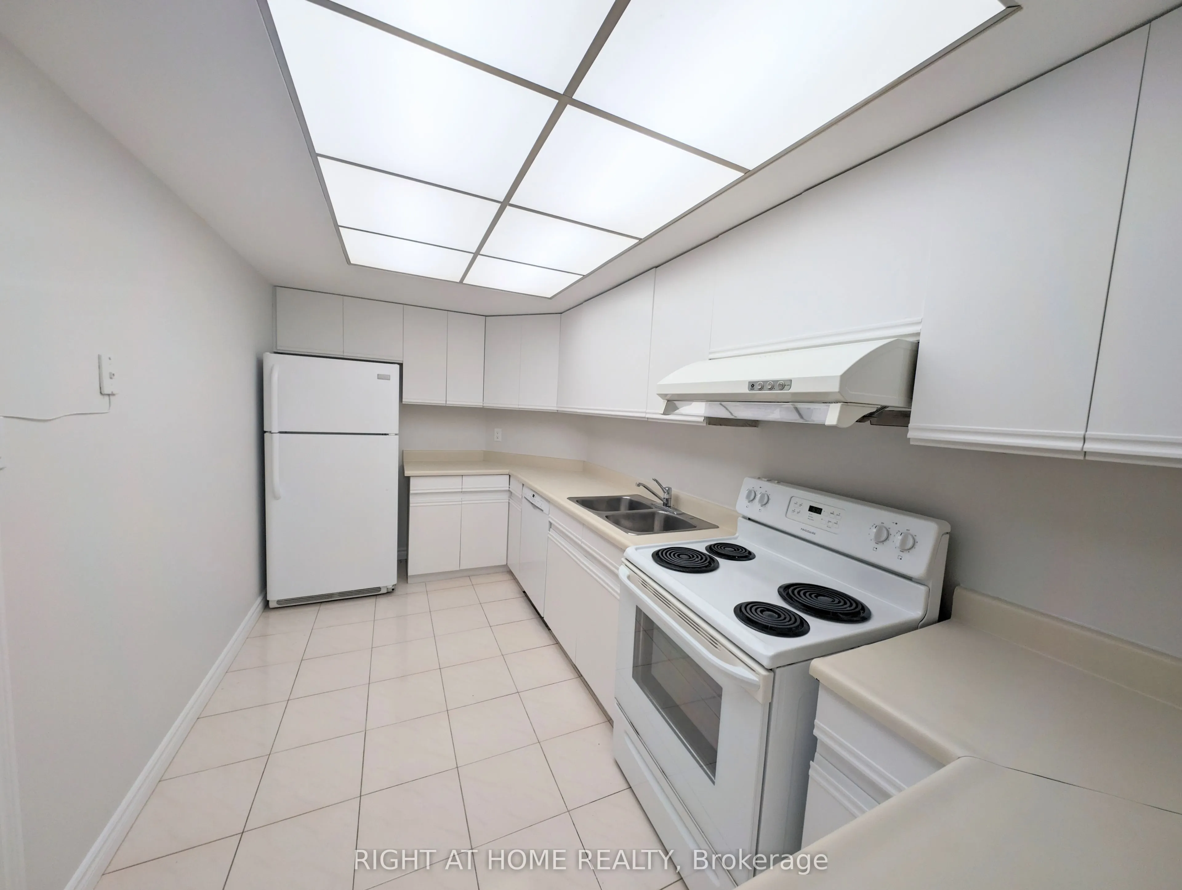 280 Simcoe Street, #506