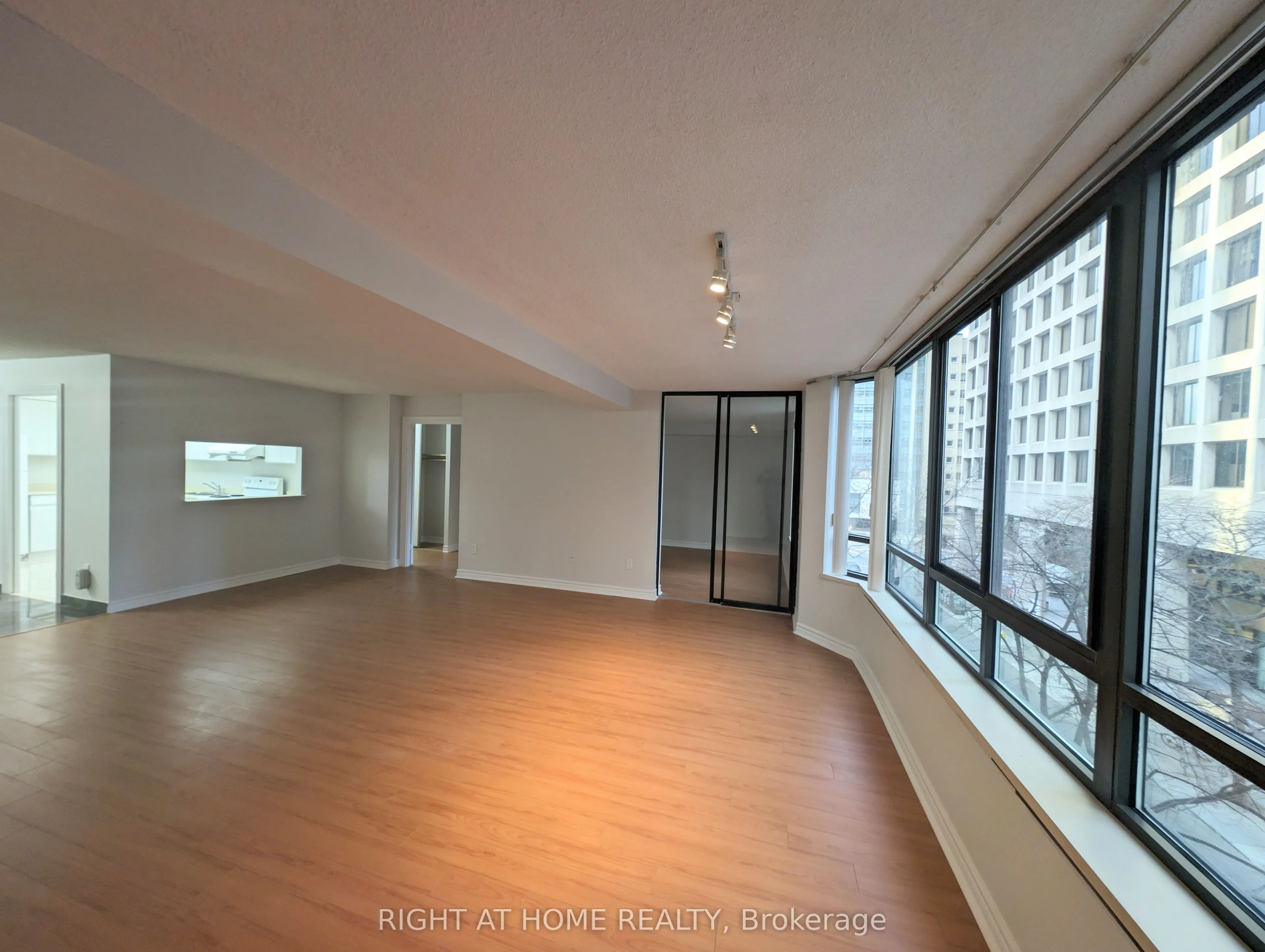 280 Simcoe Street, #506