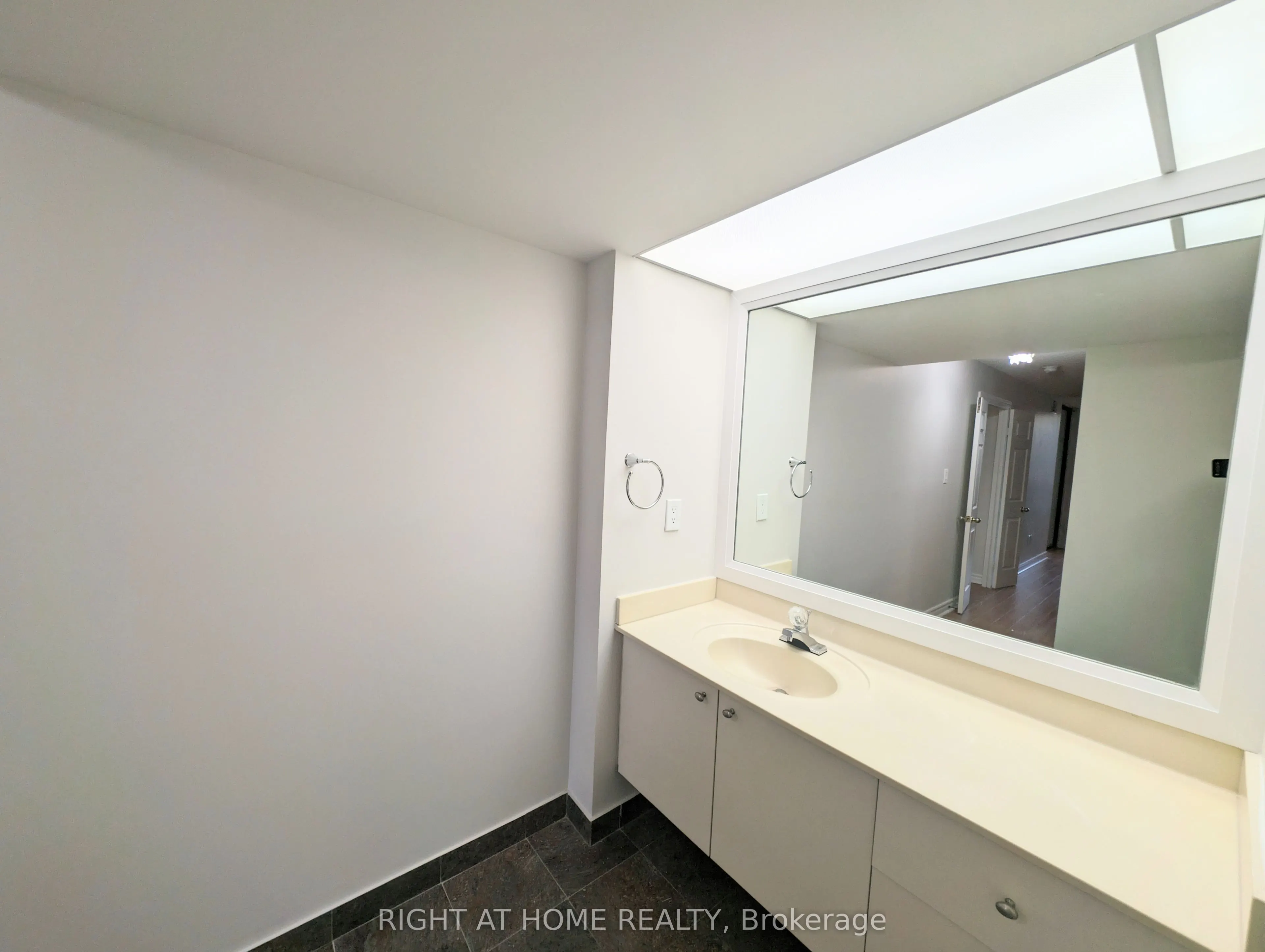 280 Simcoe Street, #506