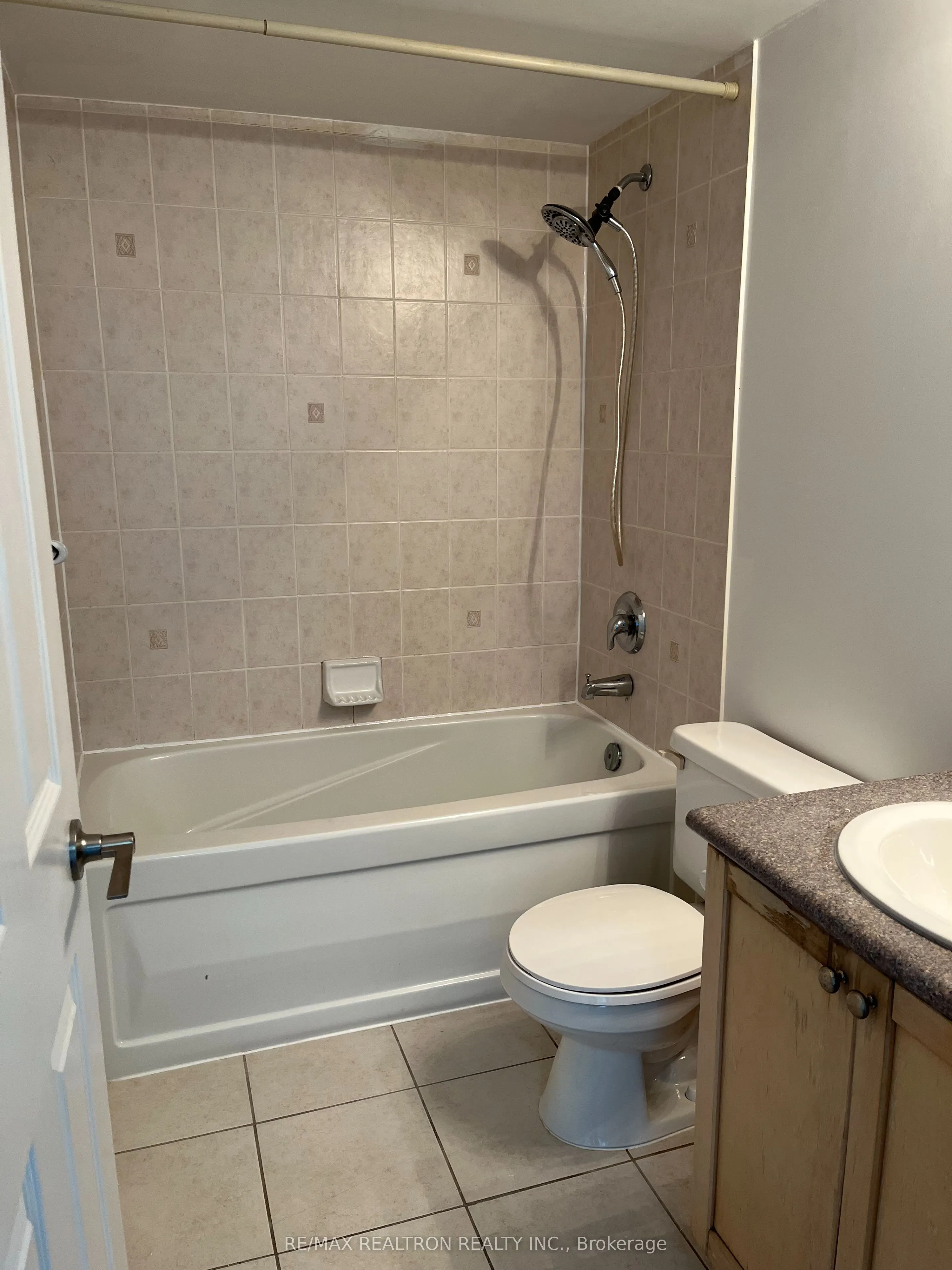 23 Hollywood Avenue, #806