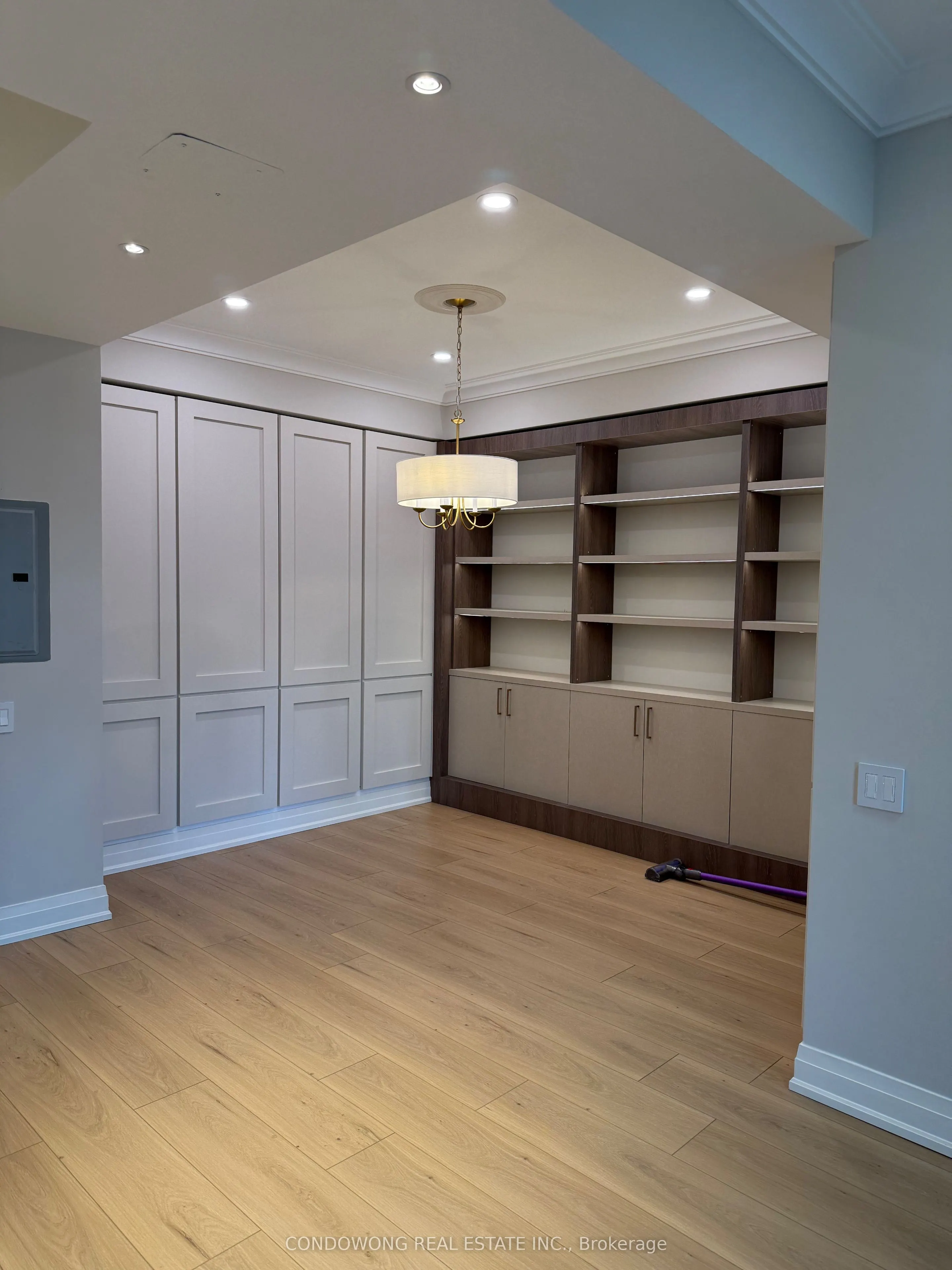 25 Scrivener Square, #906