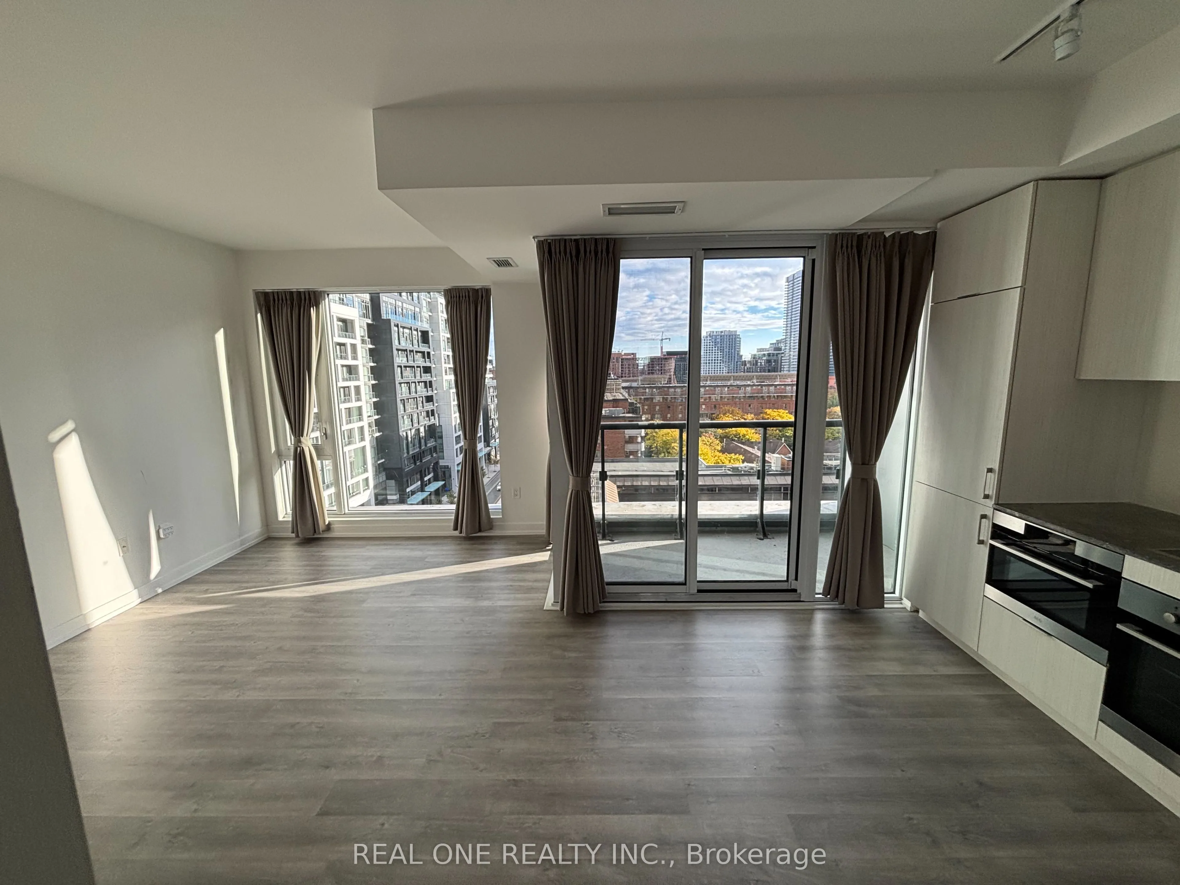 158 Front Street E, #815