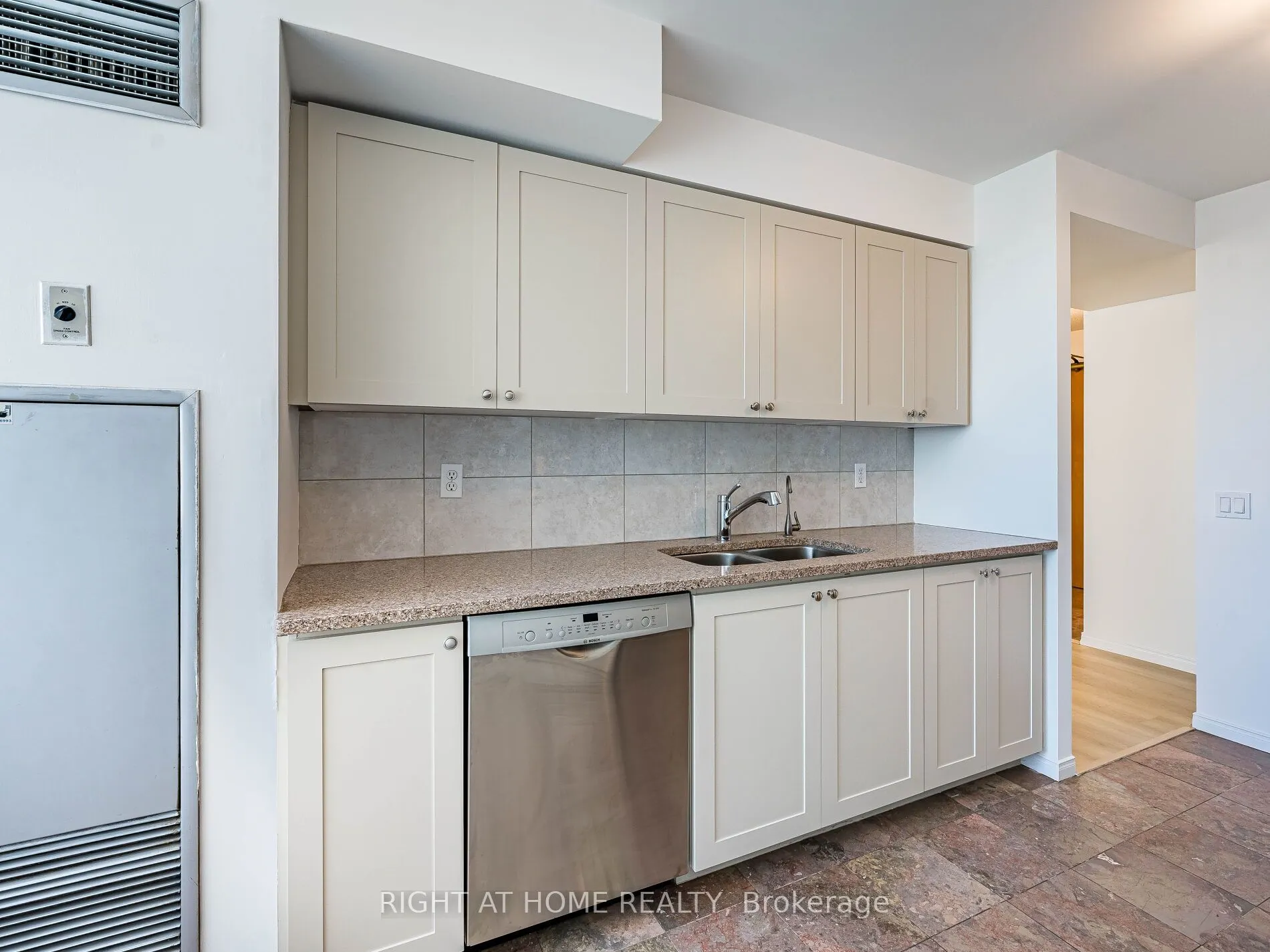 238 Doris Avenue, #2001