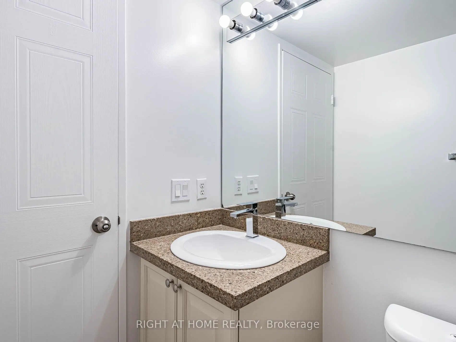 238 Doris Avenue, #2001