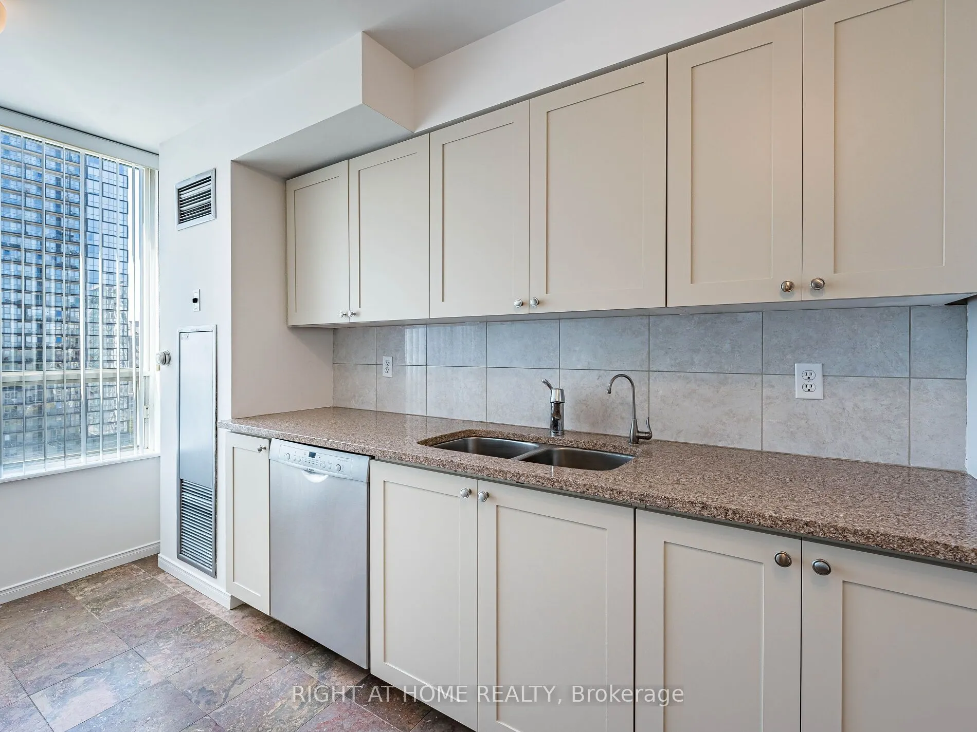 238 Doris Avenue, #2001