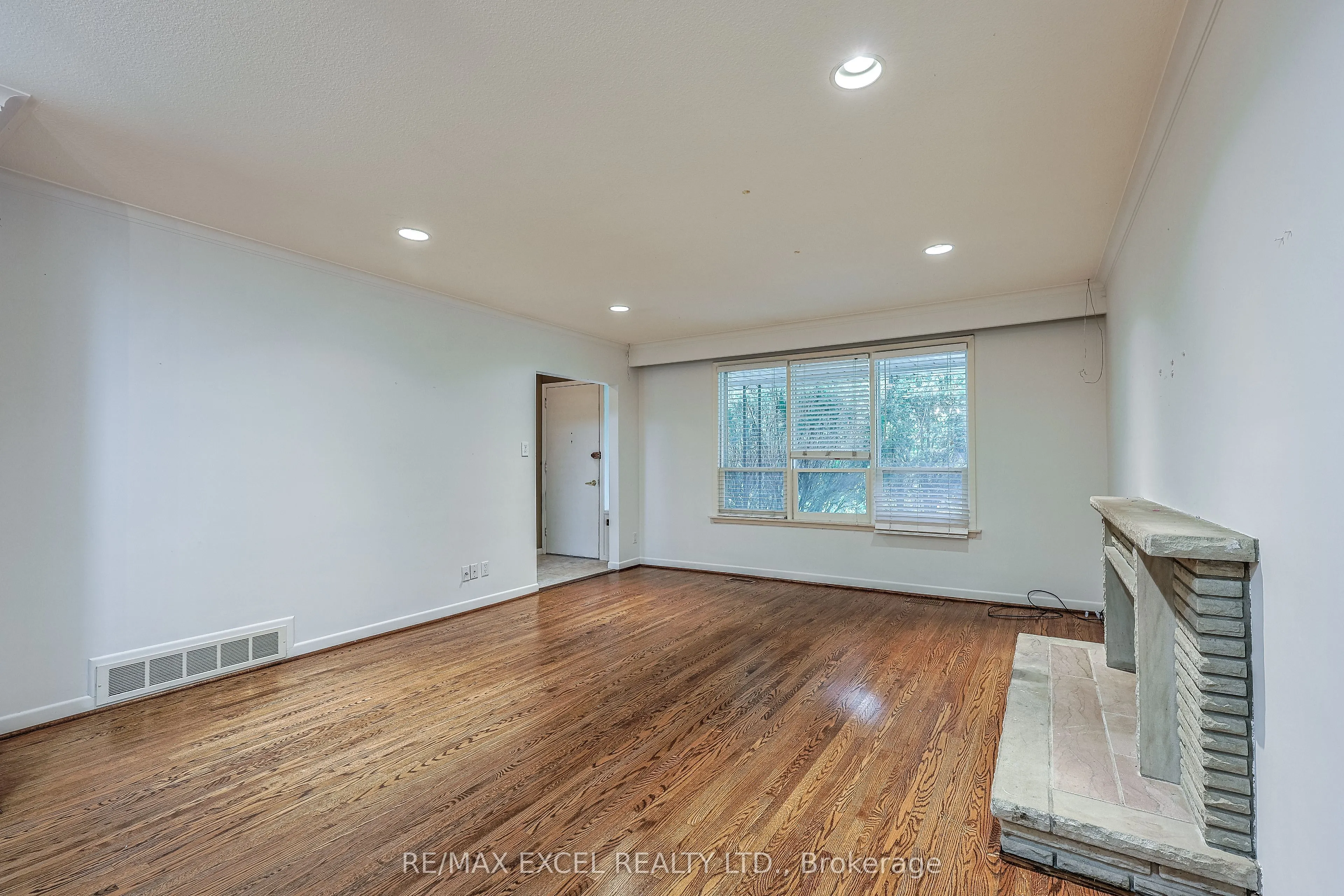 241 Burnett Avenue W, #Main fl