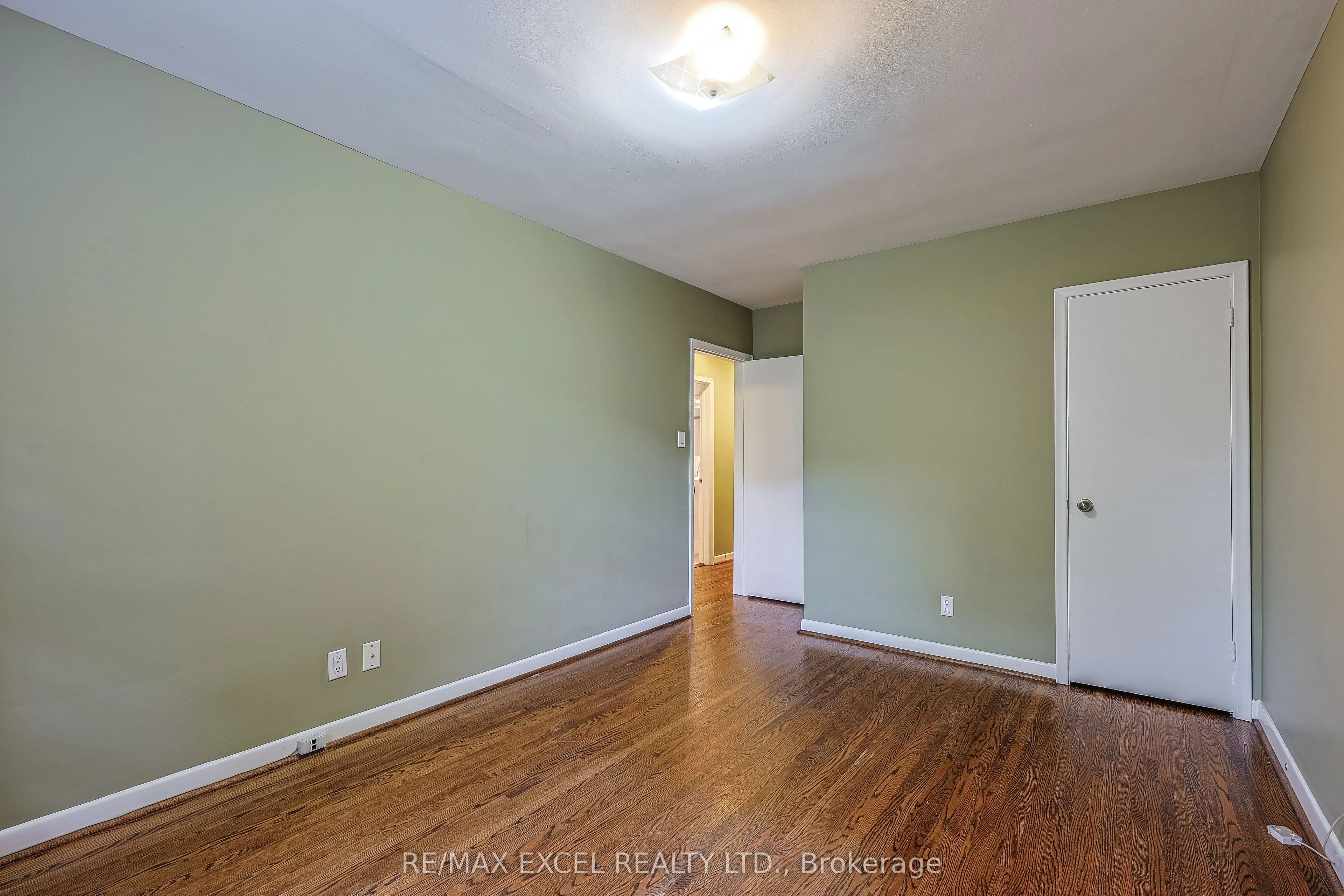 241 Burnett Avenue W, #Main fl