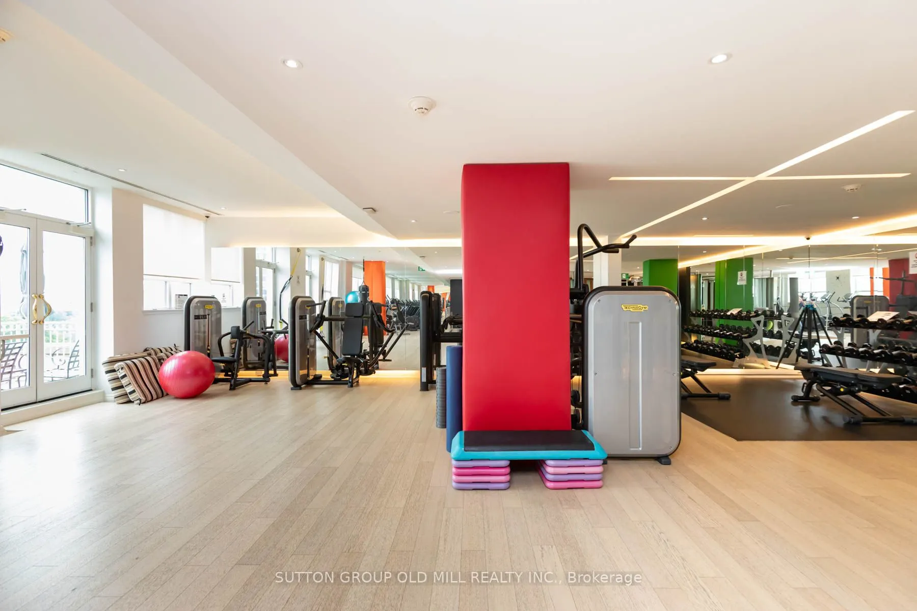 38 Avenue Road, #700