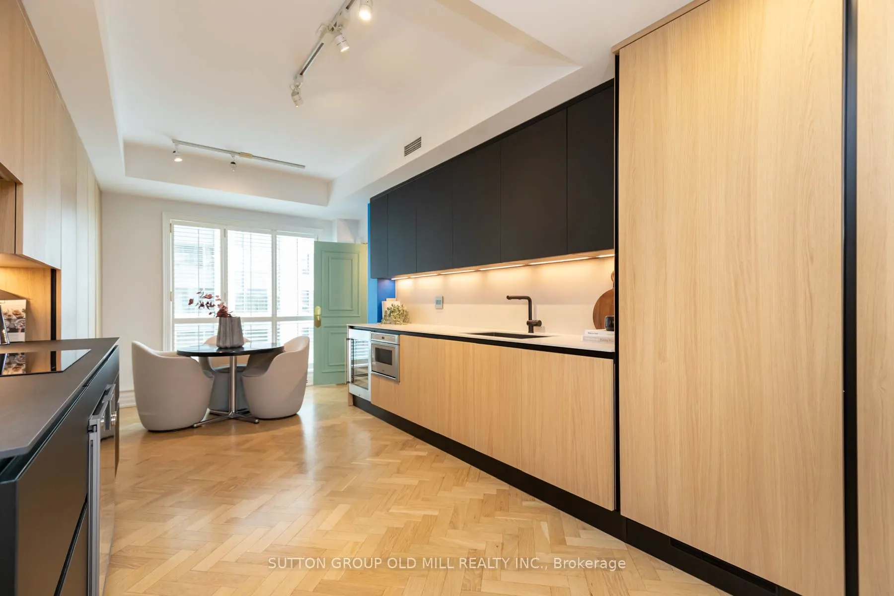 38 Avenue Road, #700