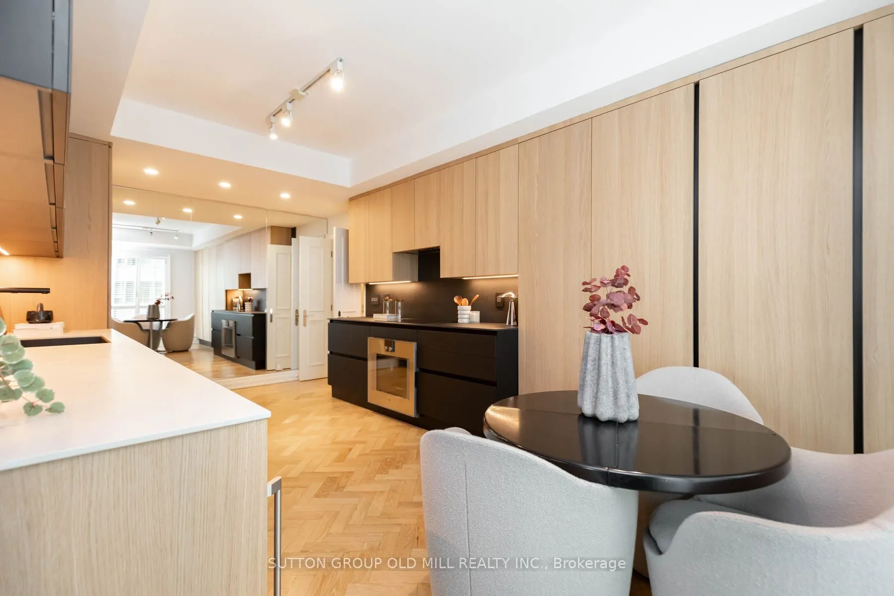 38 Avenue Road, #700