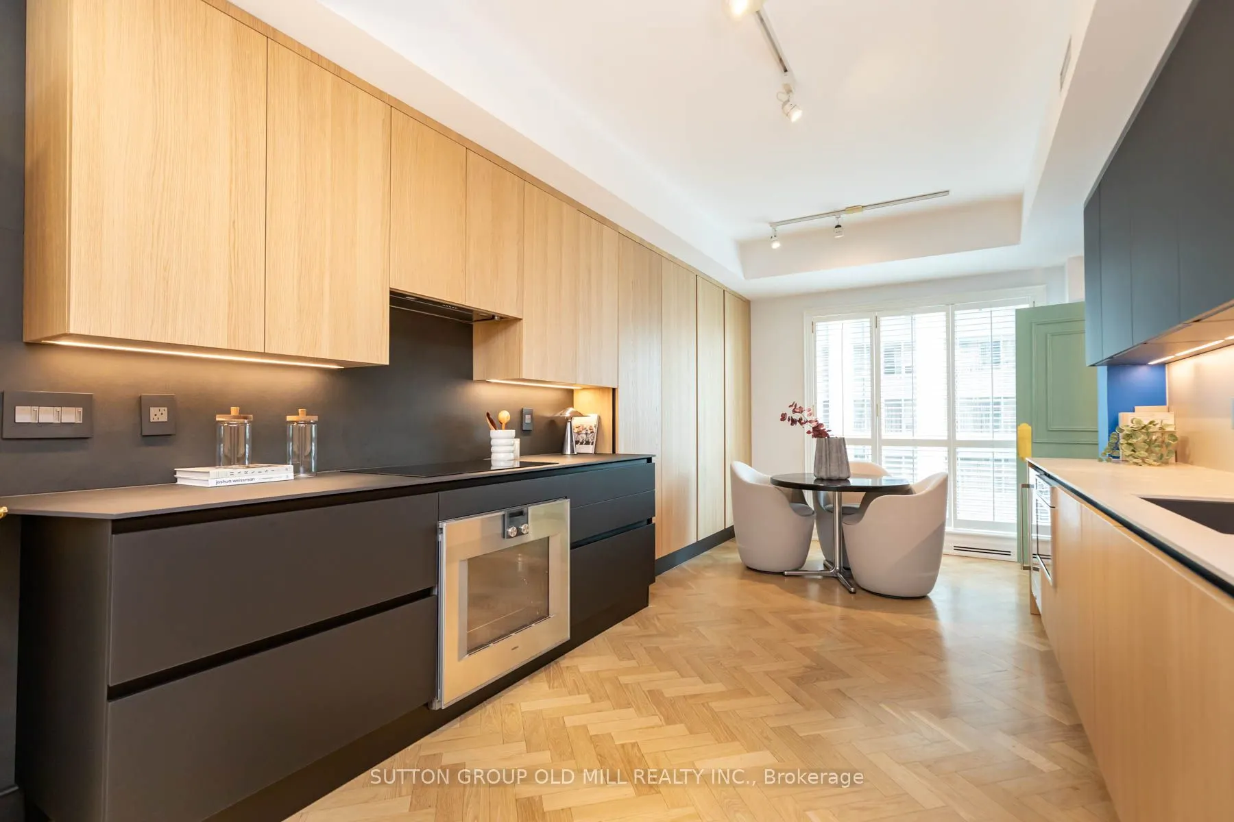 38 Avenue Road, #700