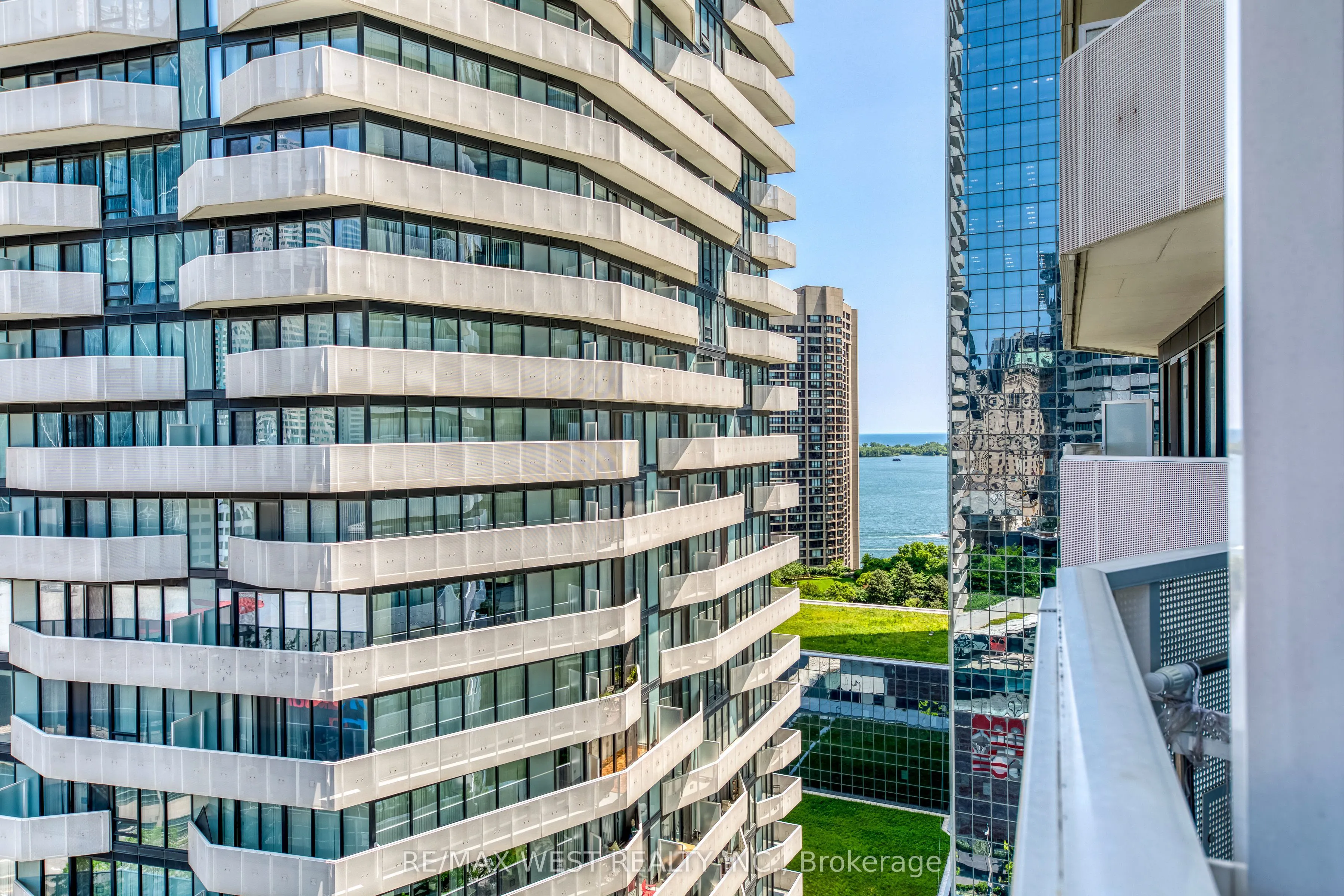 100 Harbour Street, #2004