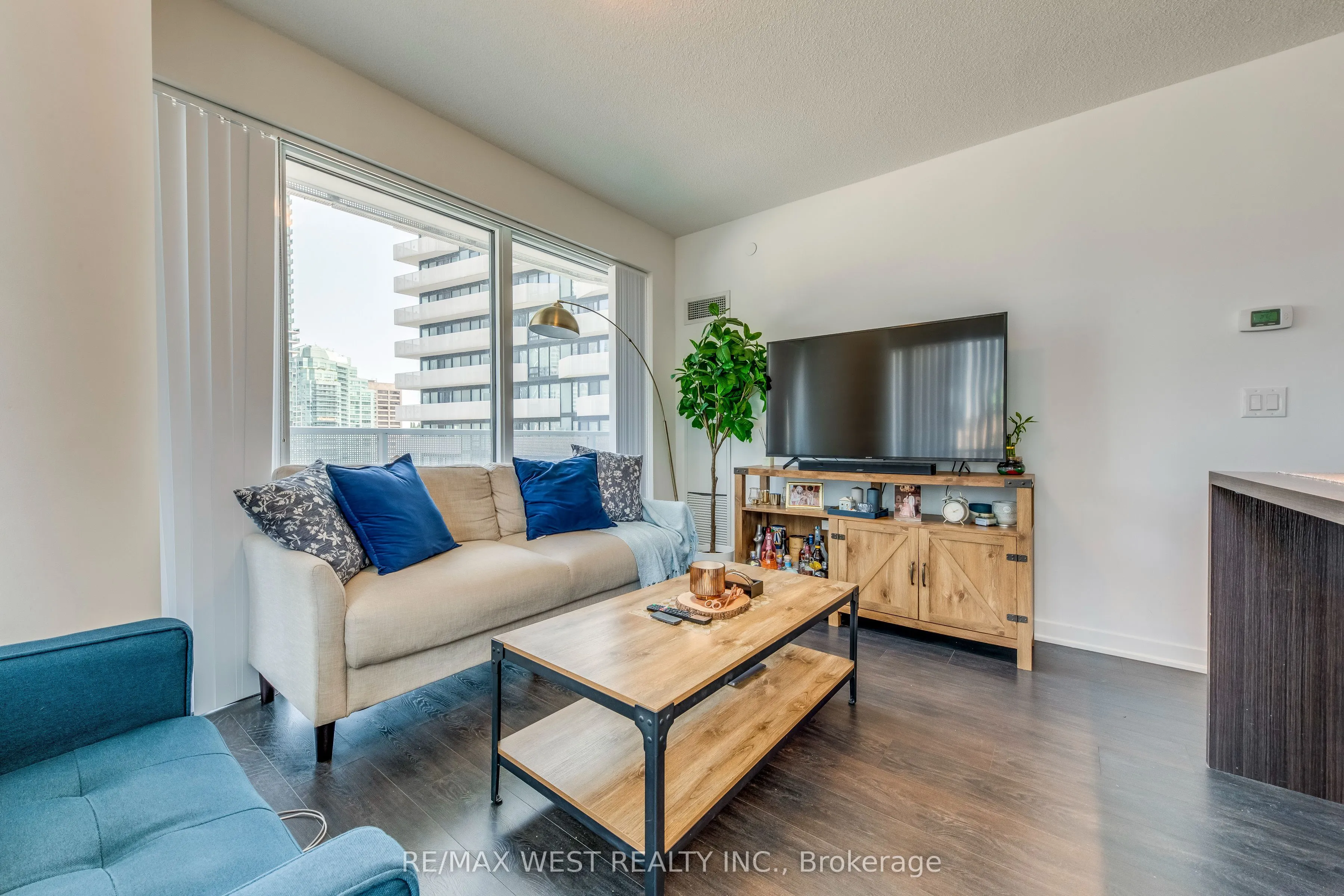 100 Harbour Street, #2004