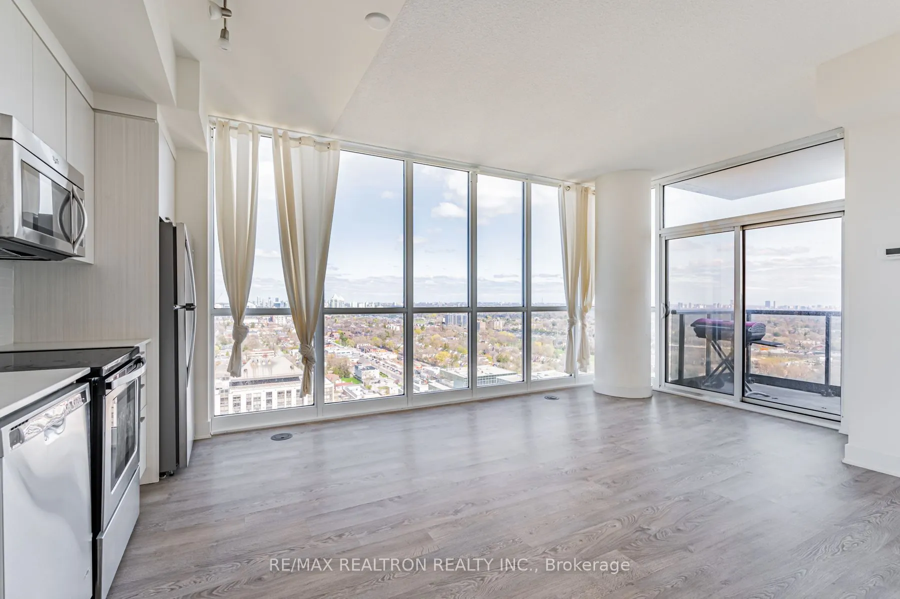 88 Sheppard Avenue E, #2802