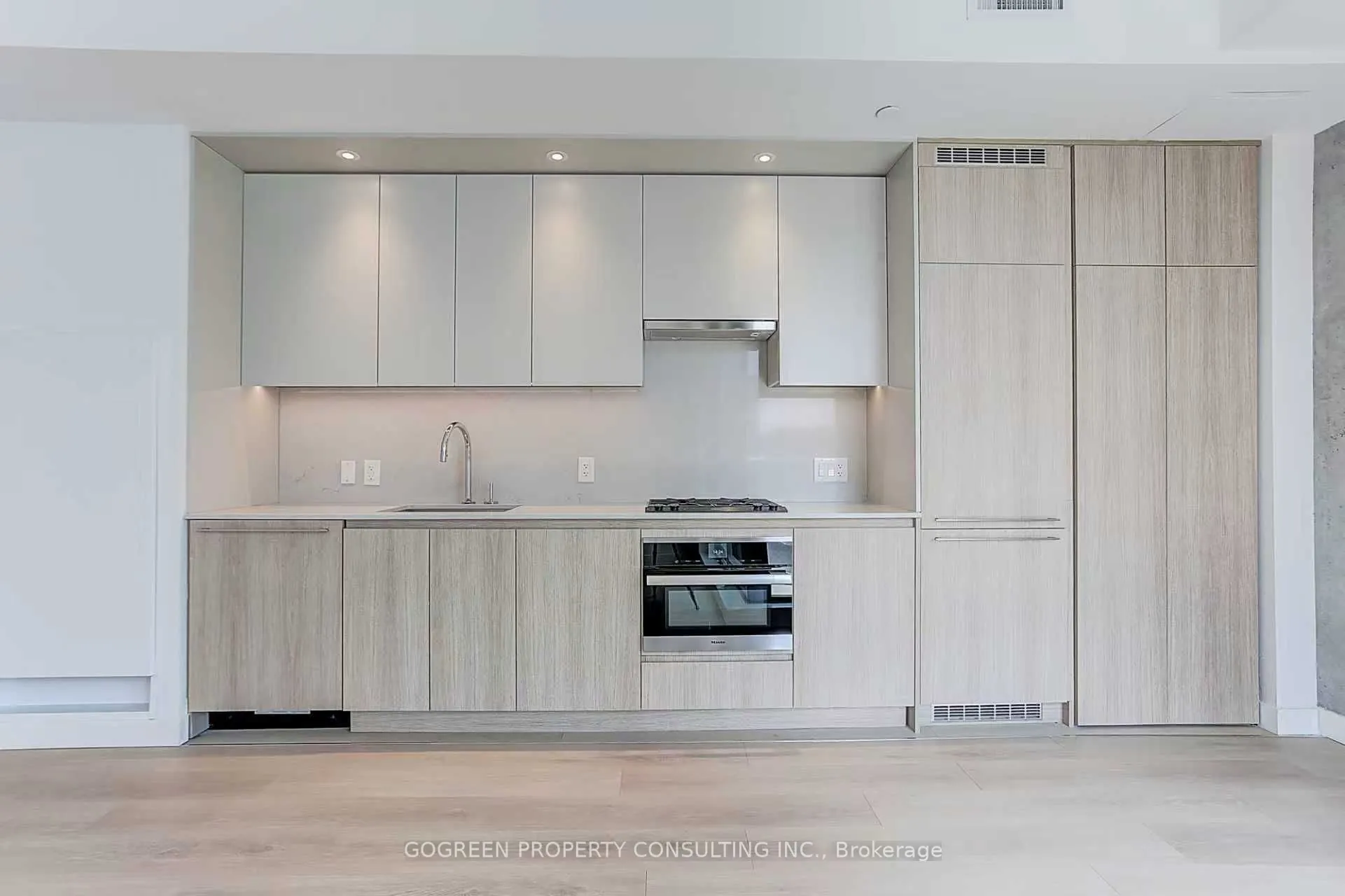 81 Wellesley Street E, #704