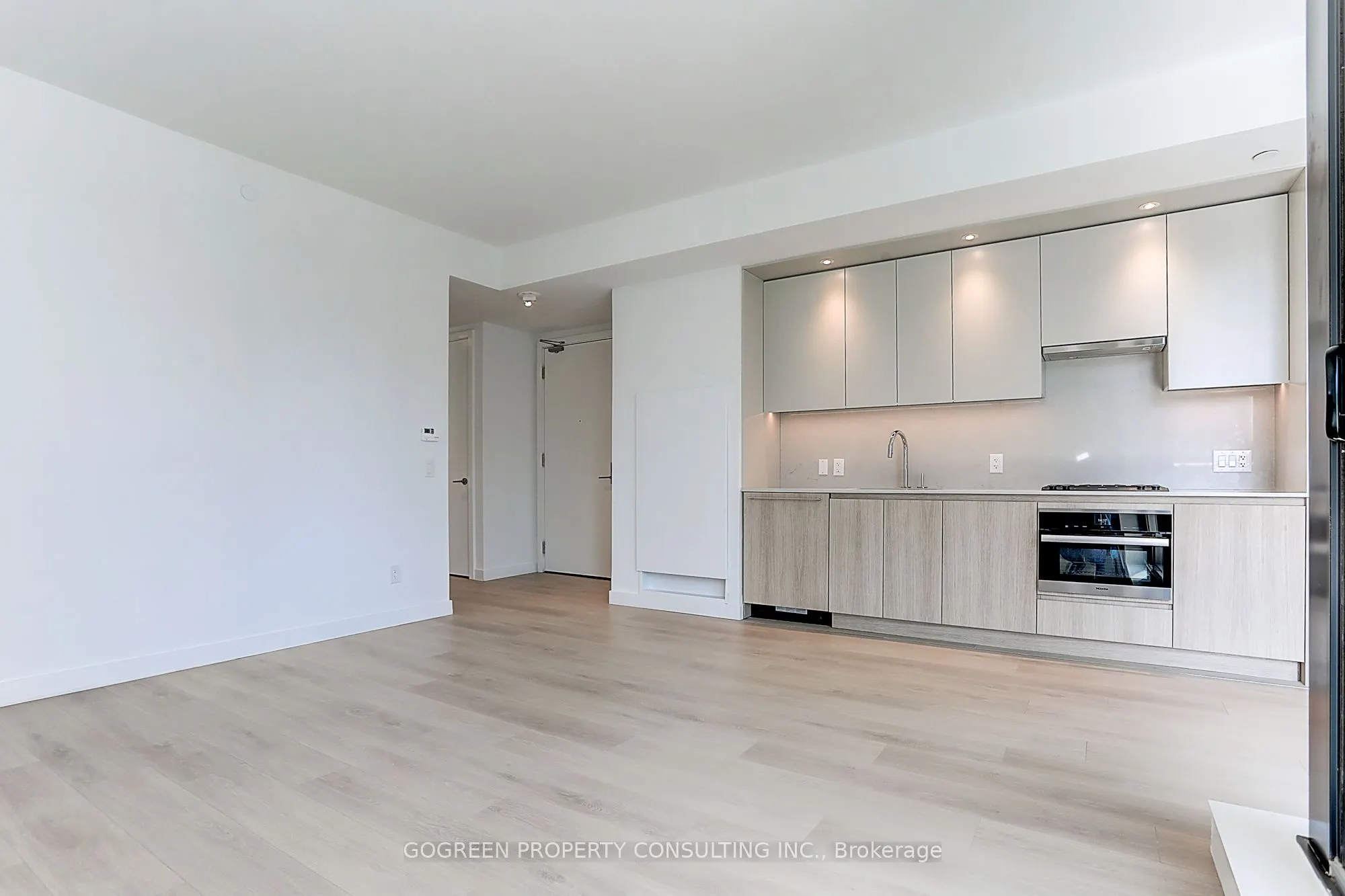 81 Wellesley Street E, #704