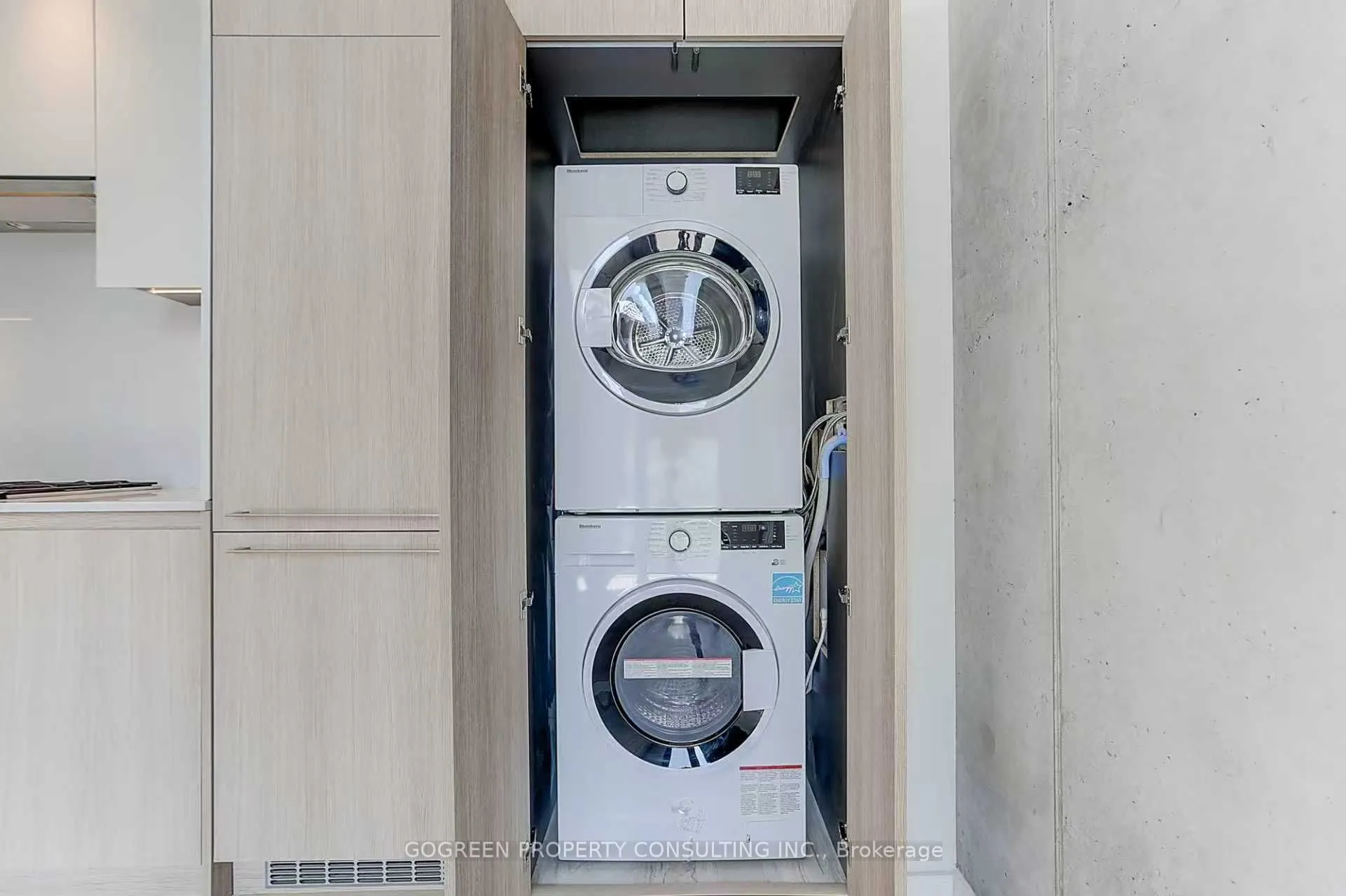 81 Wellesley Street E, #704