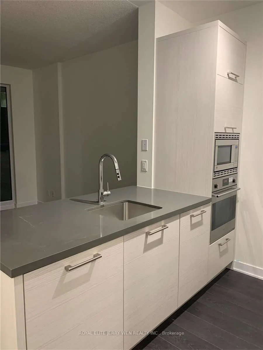 2221 Yonge Street, #411