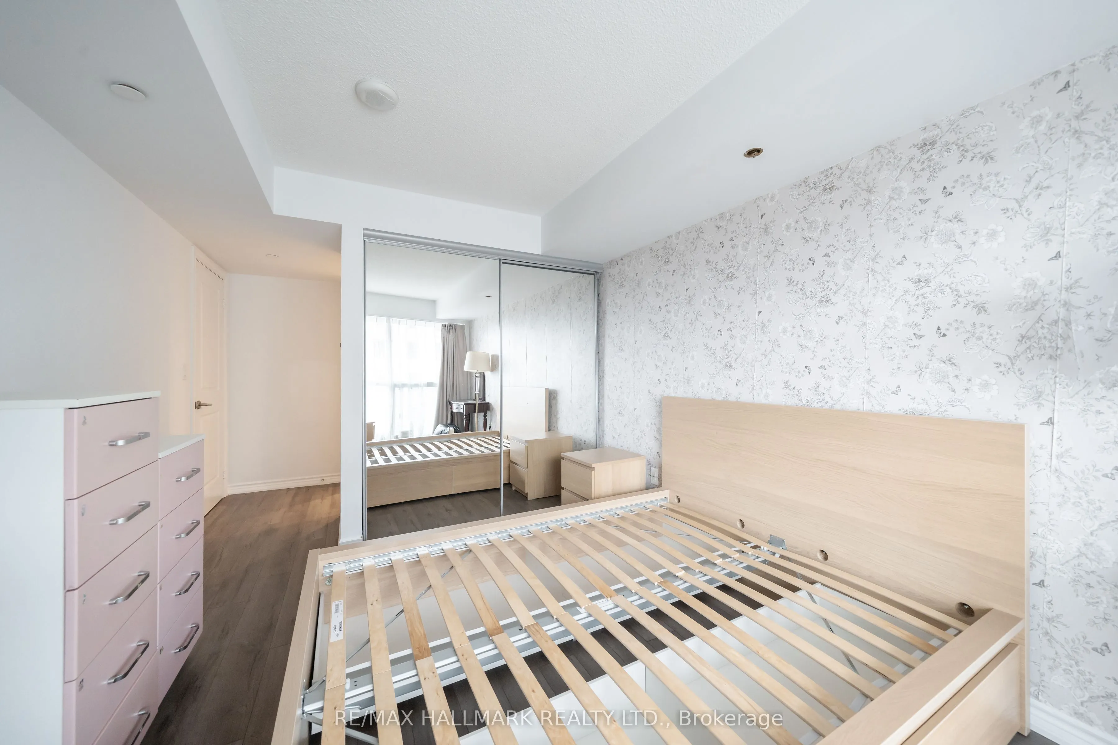 386 Yonge Street, #1703