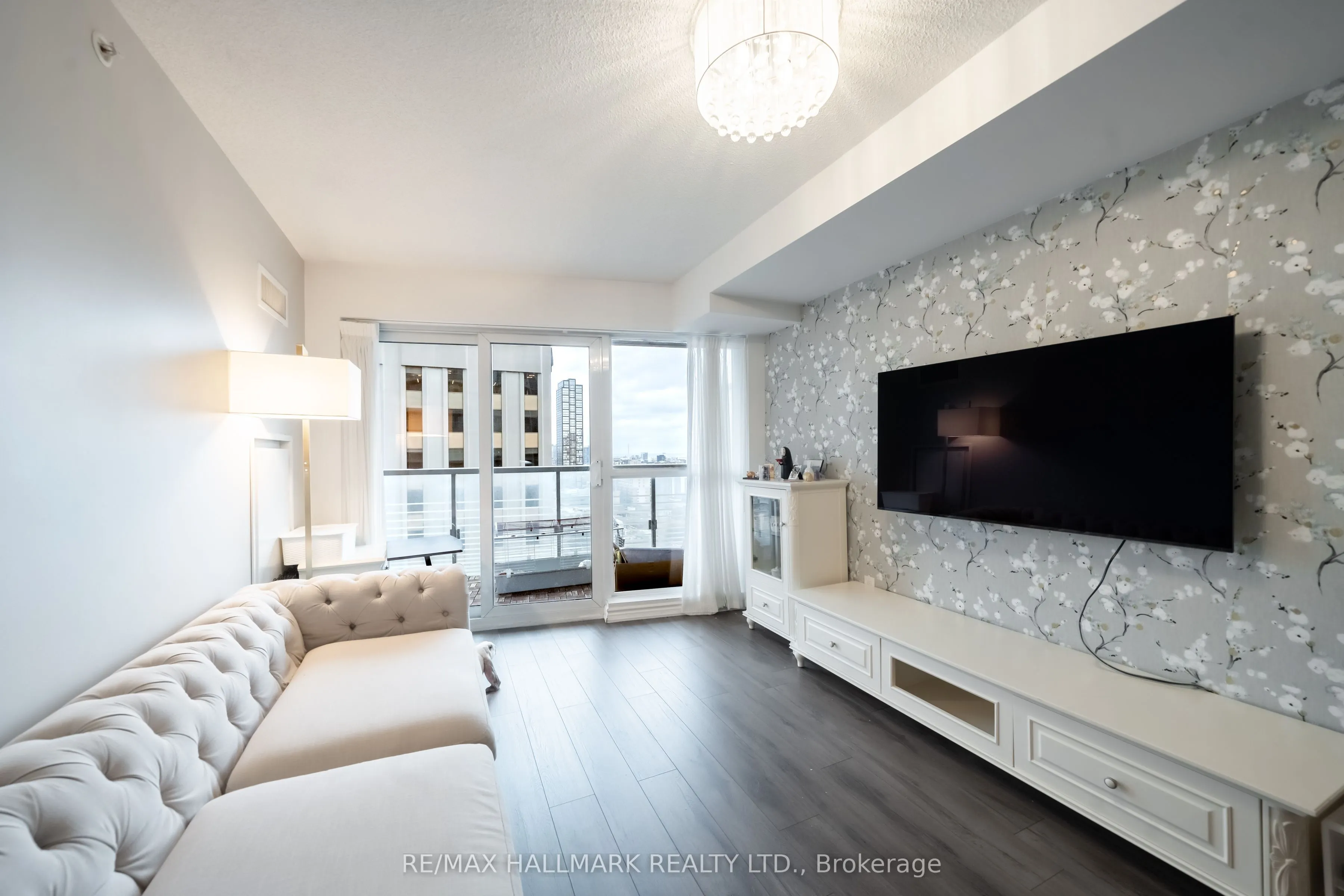 386 Yonge Street, #1703