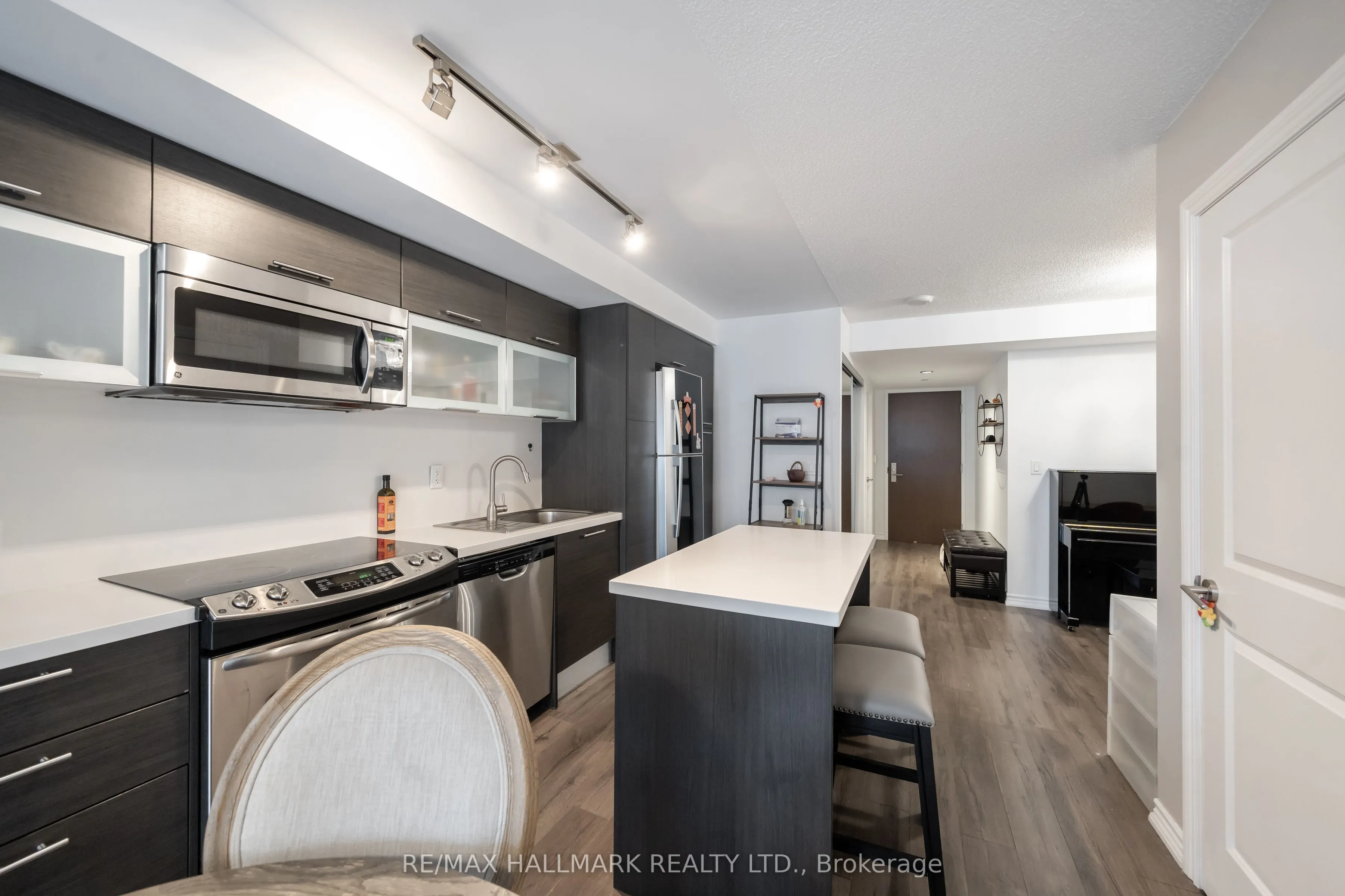 386 Yonge Street, #1703