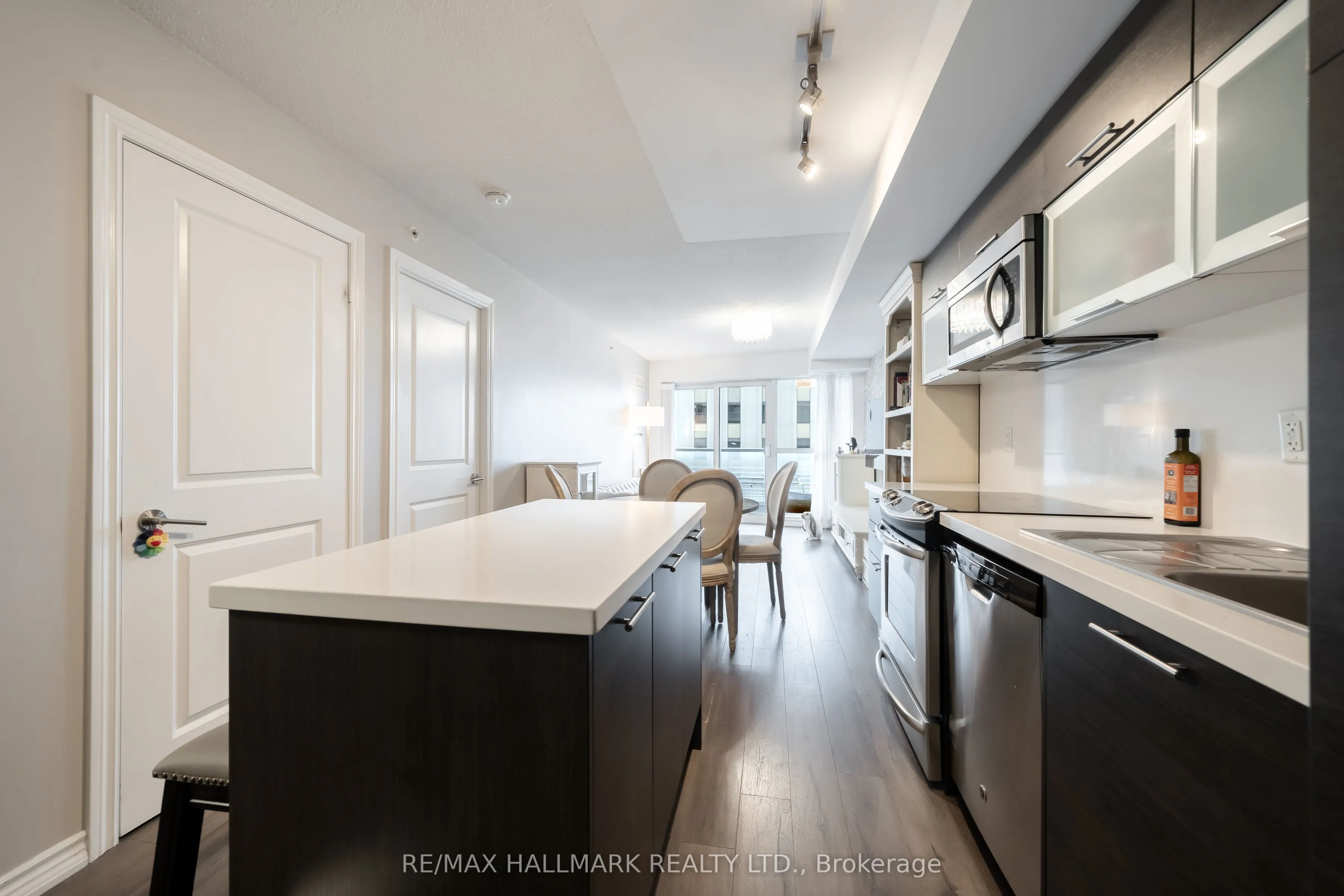 386 Yonge Street, #1703