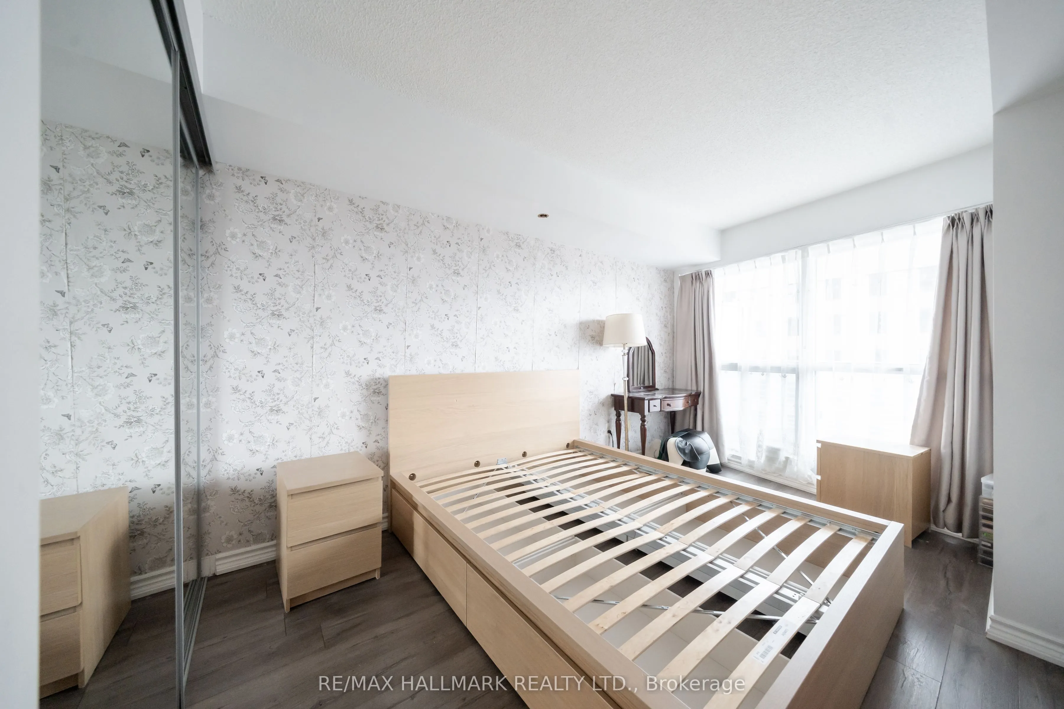 386 Yonge Street, #1703