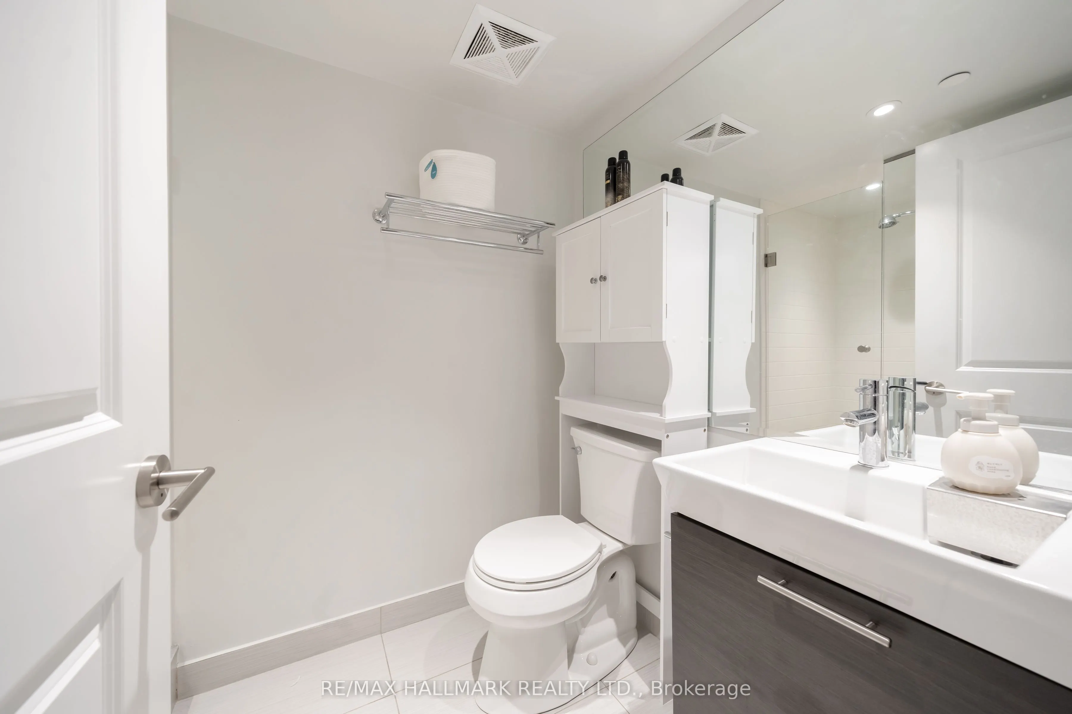 386 Yonge Street, #1703