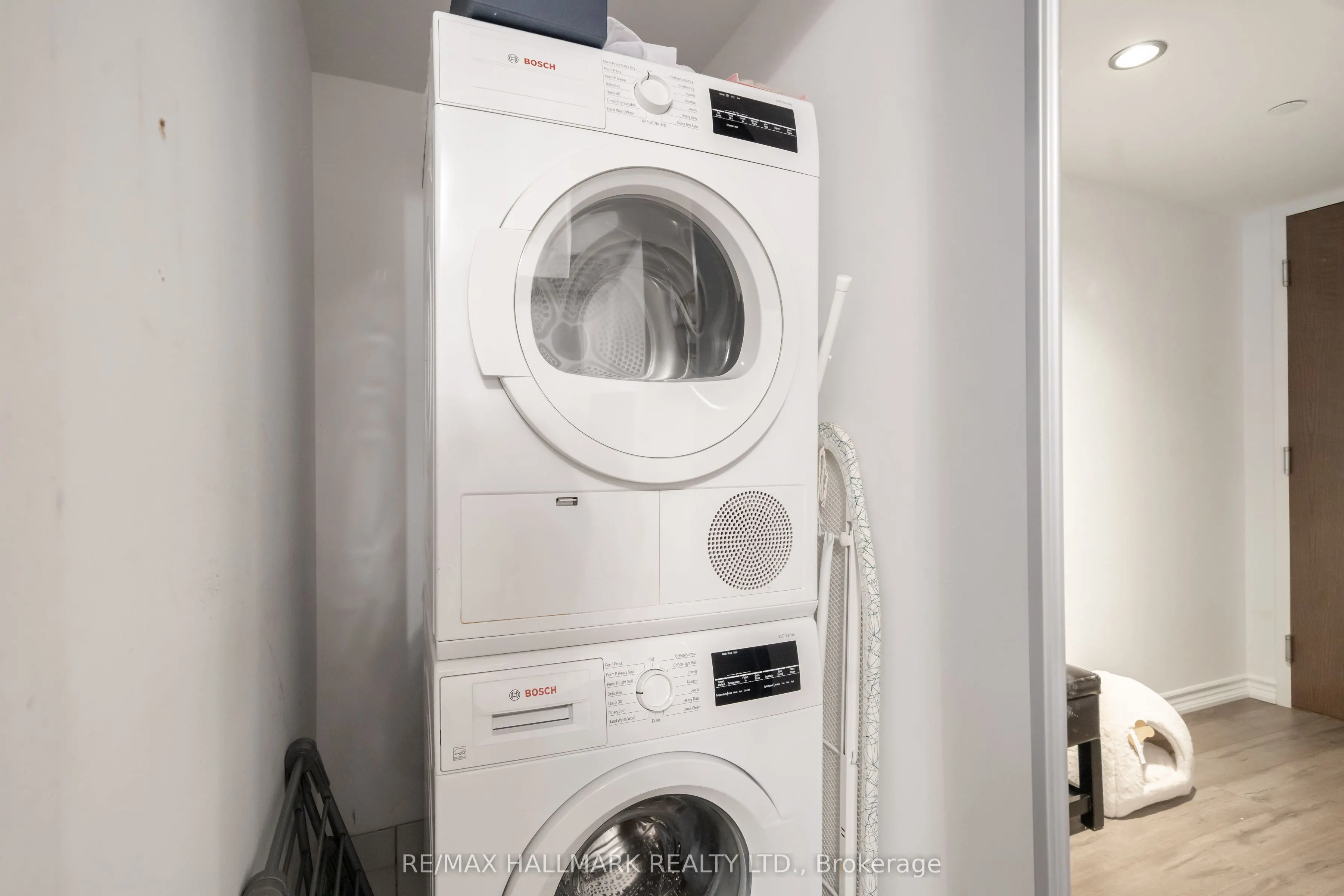 386 Yonge Street, #1703