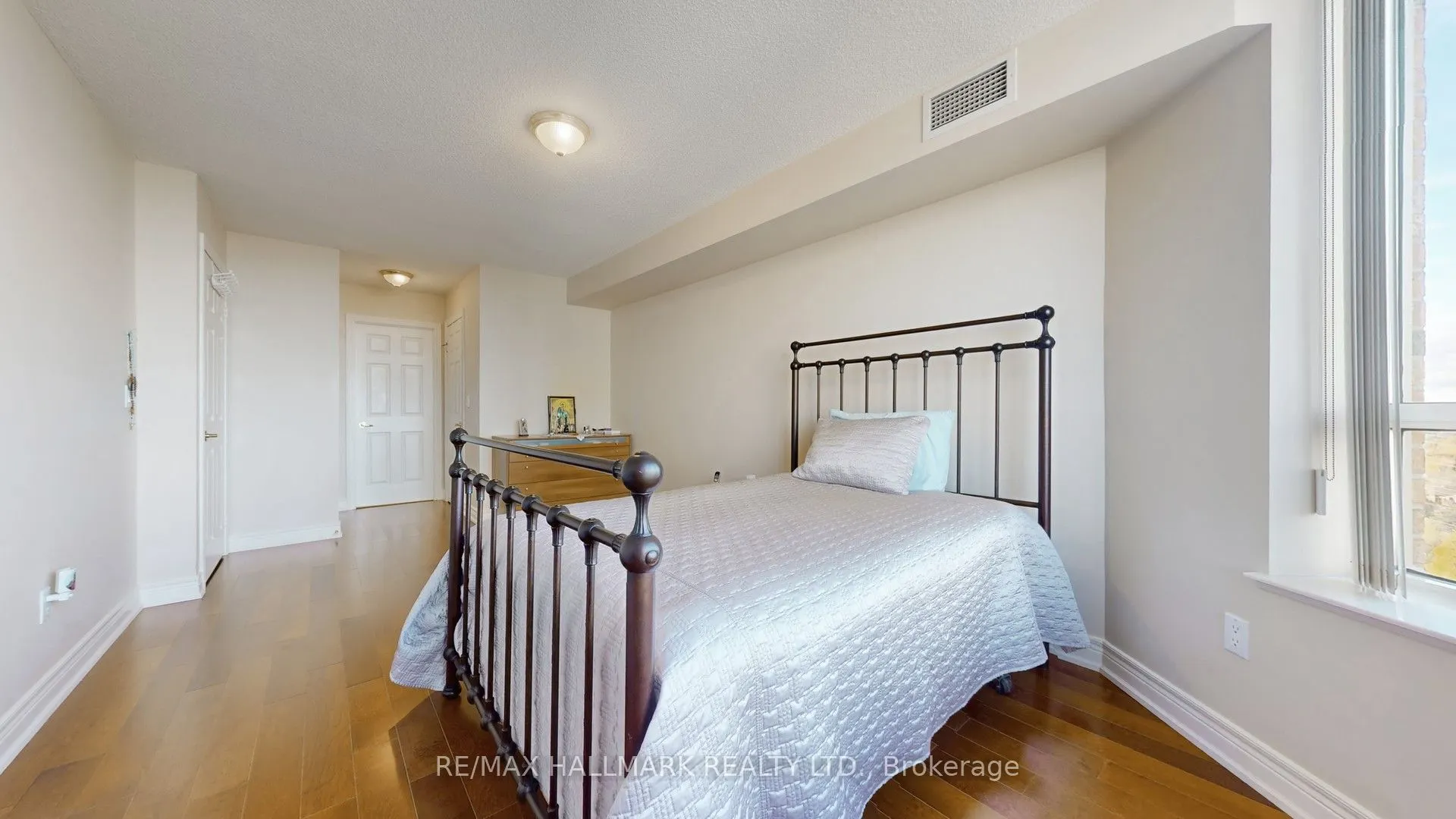 89 Skymark Drive #1610