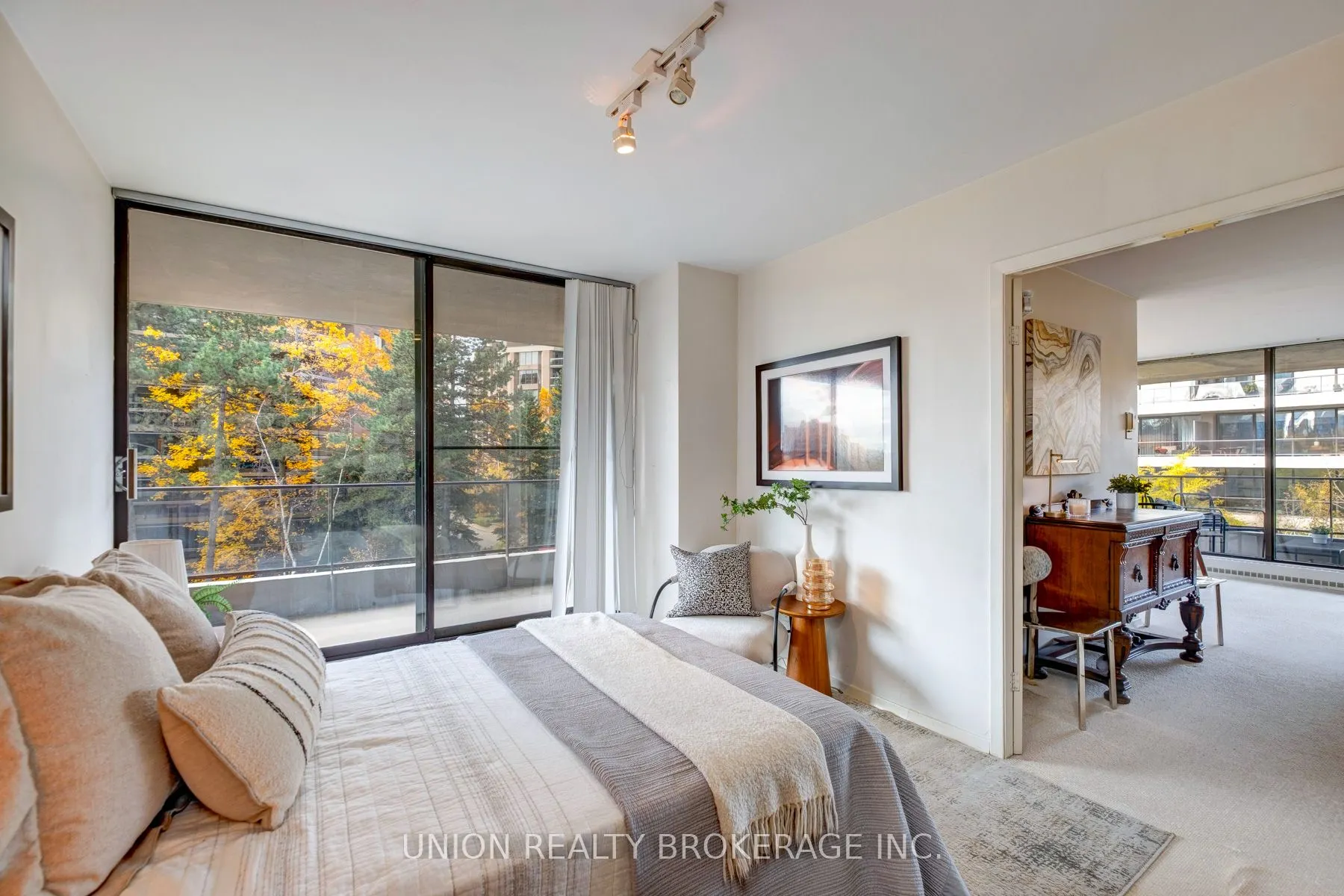 10 Avoca Avenue #401