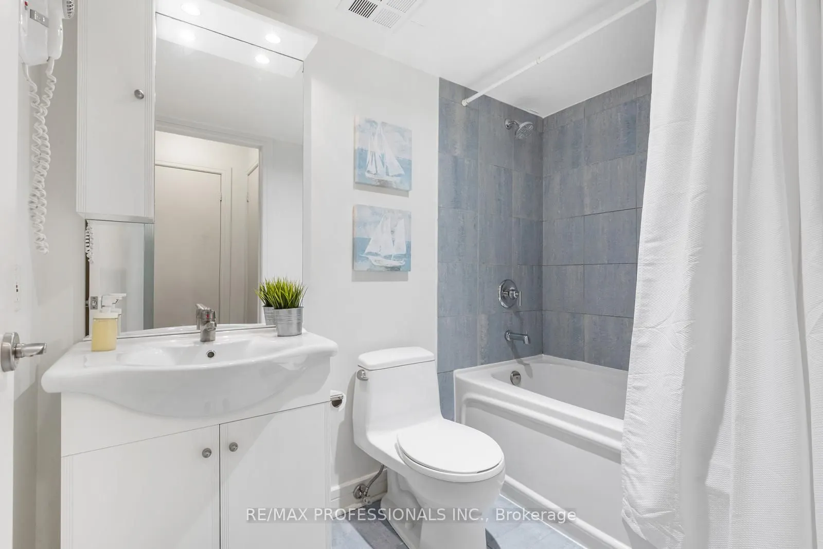 18 Harrison Garden Boulevard #706