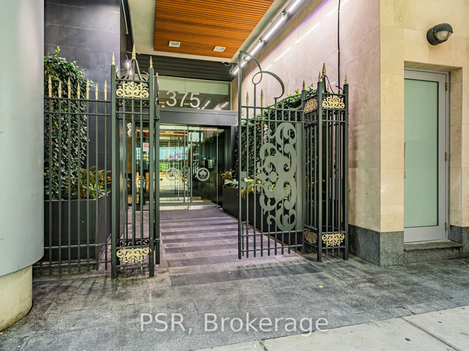 375 King Street W #801
