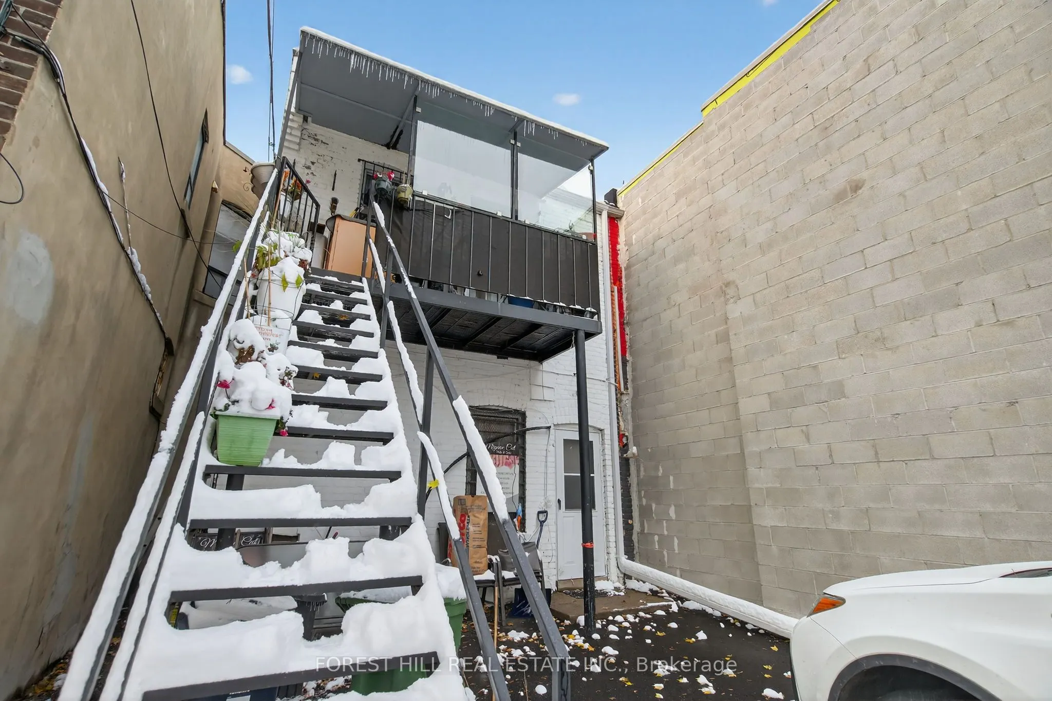 655 St Clair Avenue W