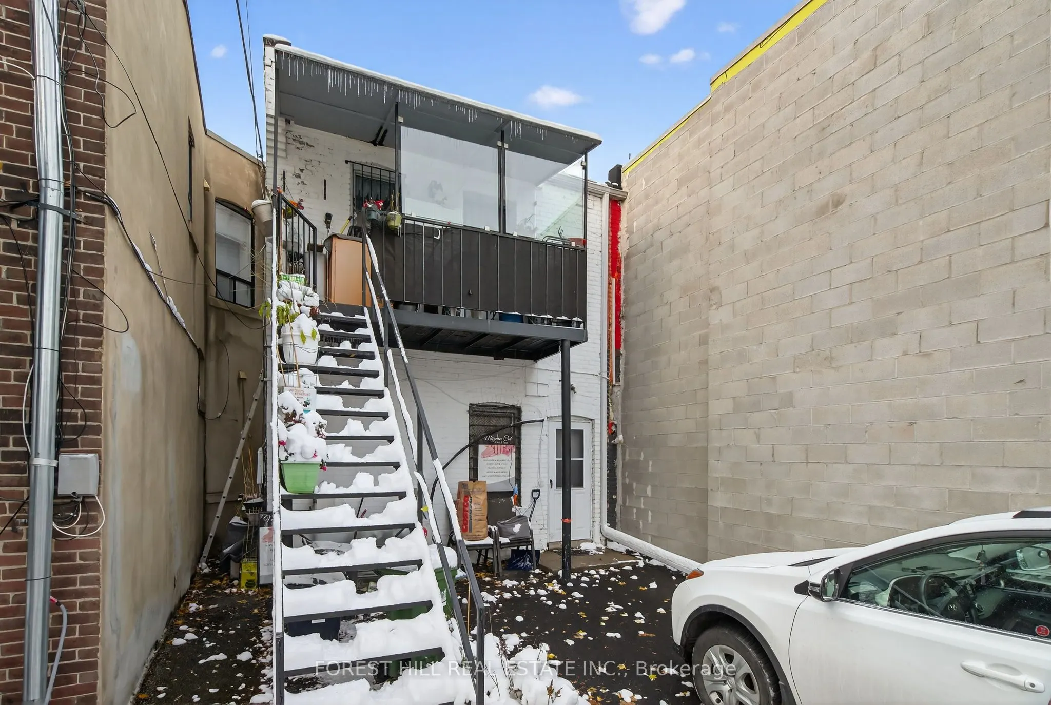 655 St Clair Avenue W