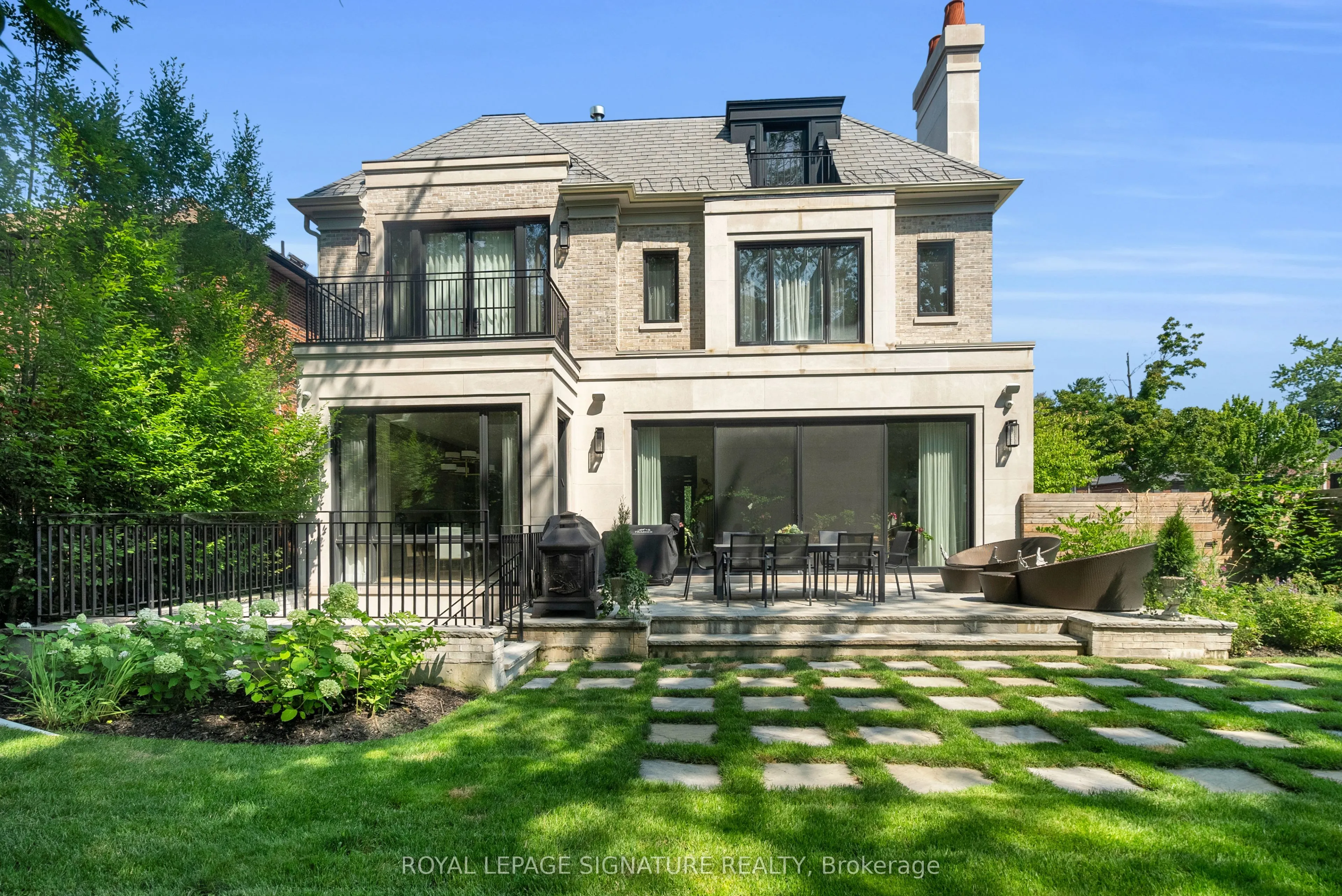 207 Strathallan Boulevard