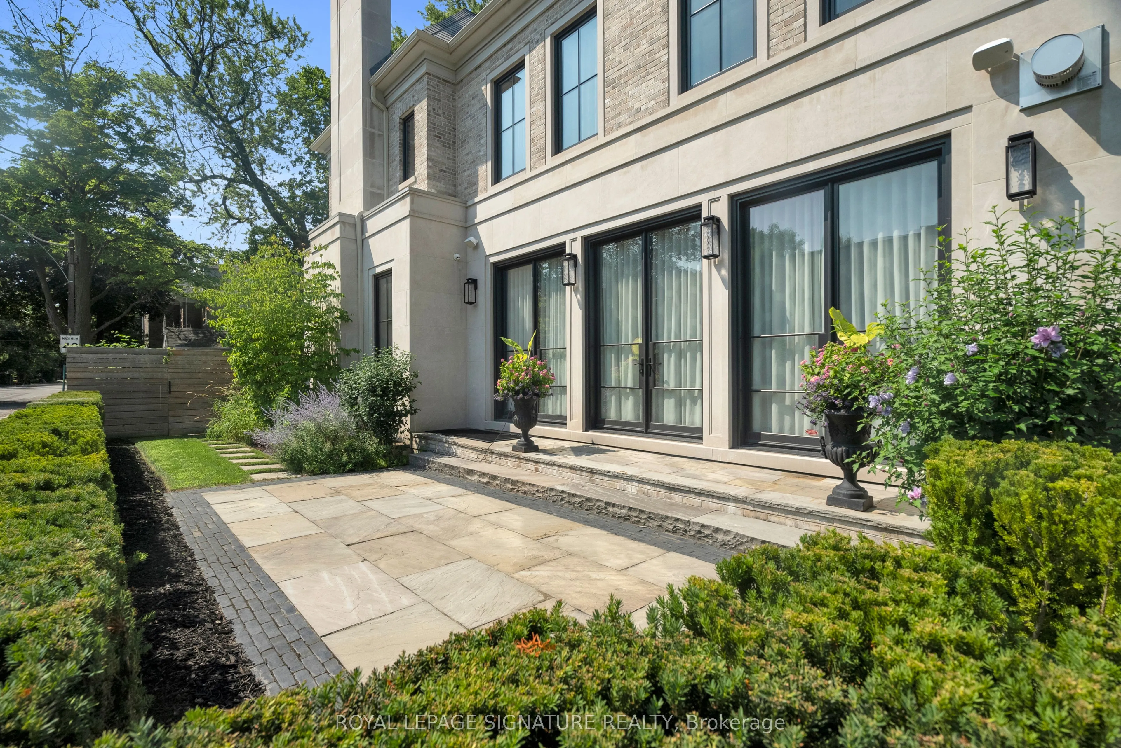 207 Strathallan Boulevard