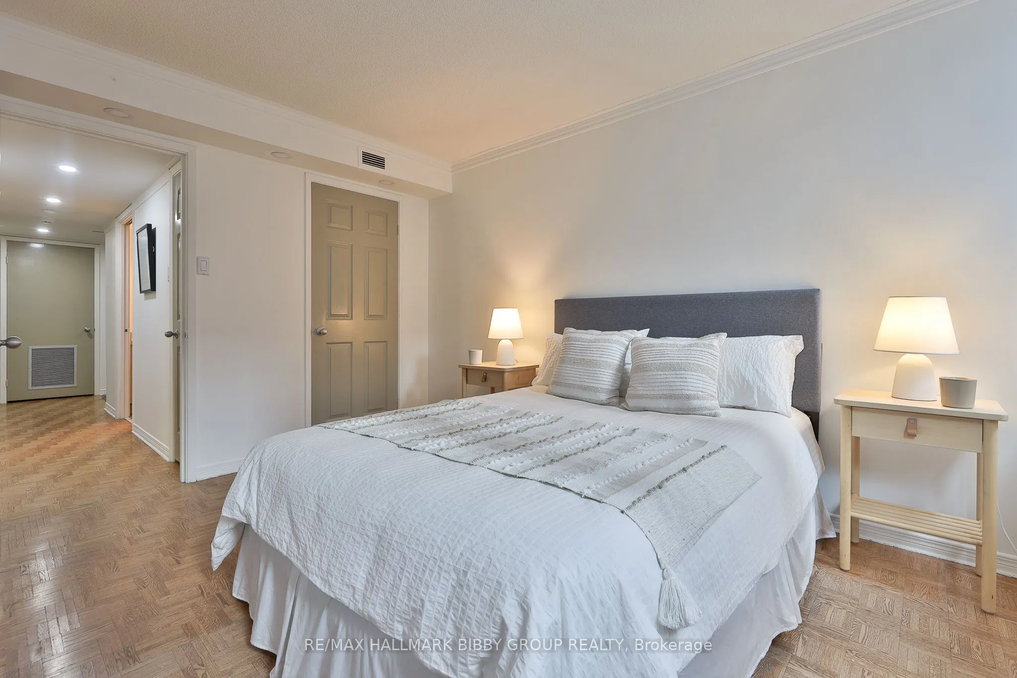 360 Bloor Street E #1007