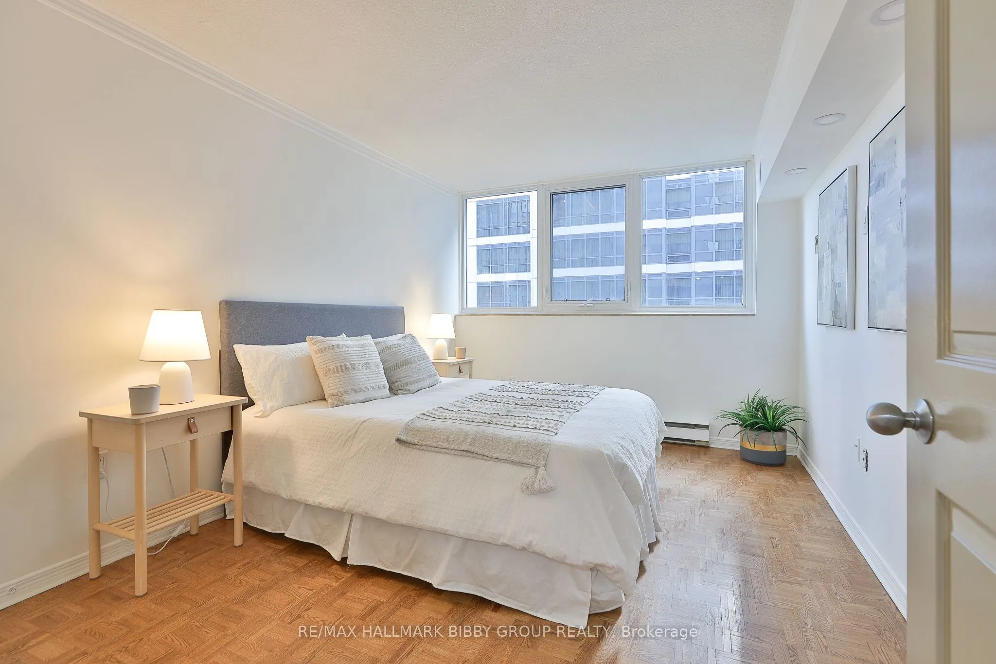 360 Bloor Street E #1007