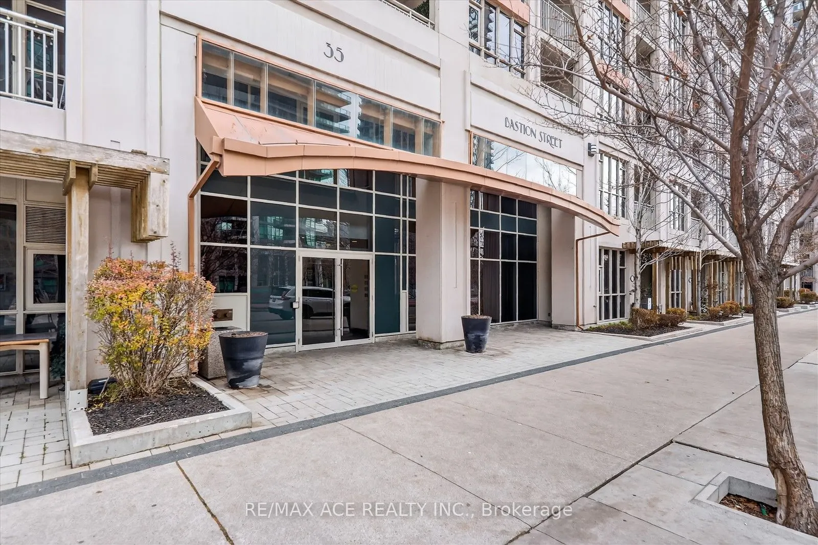 35 Bastion Street #706