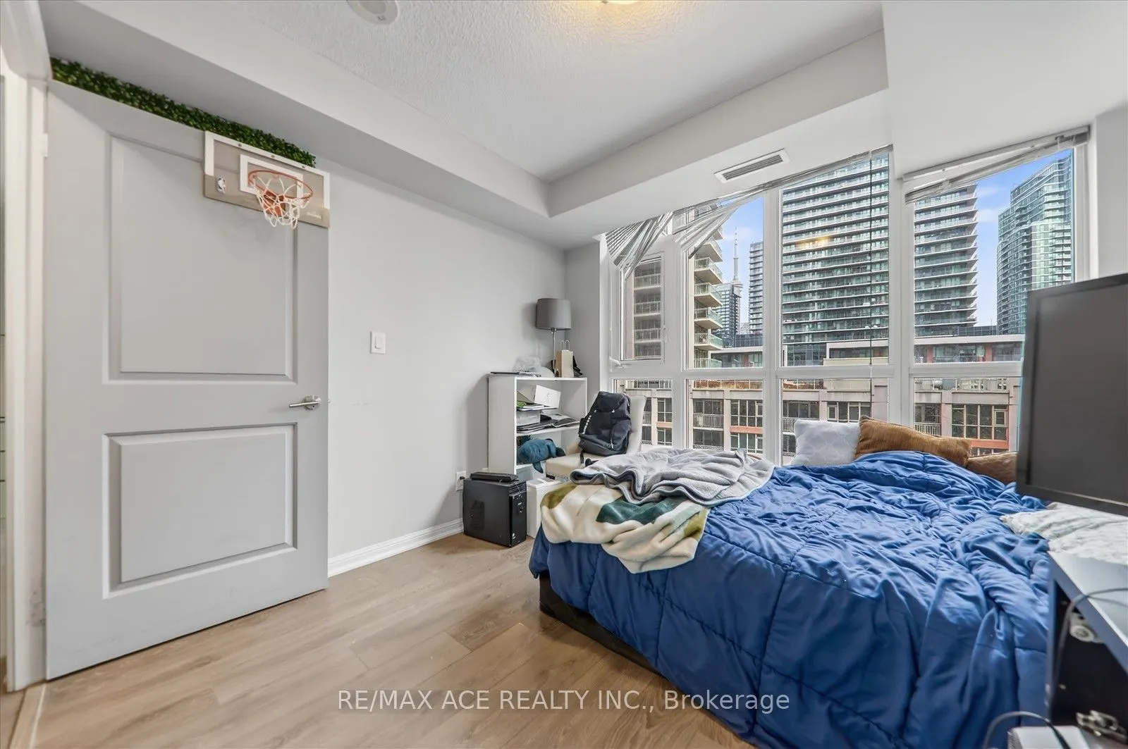35 Bastion Street #706