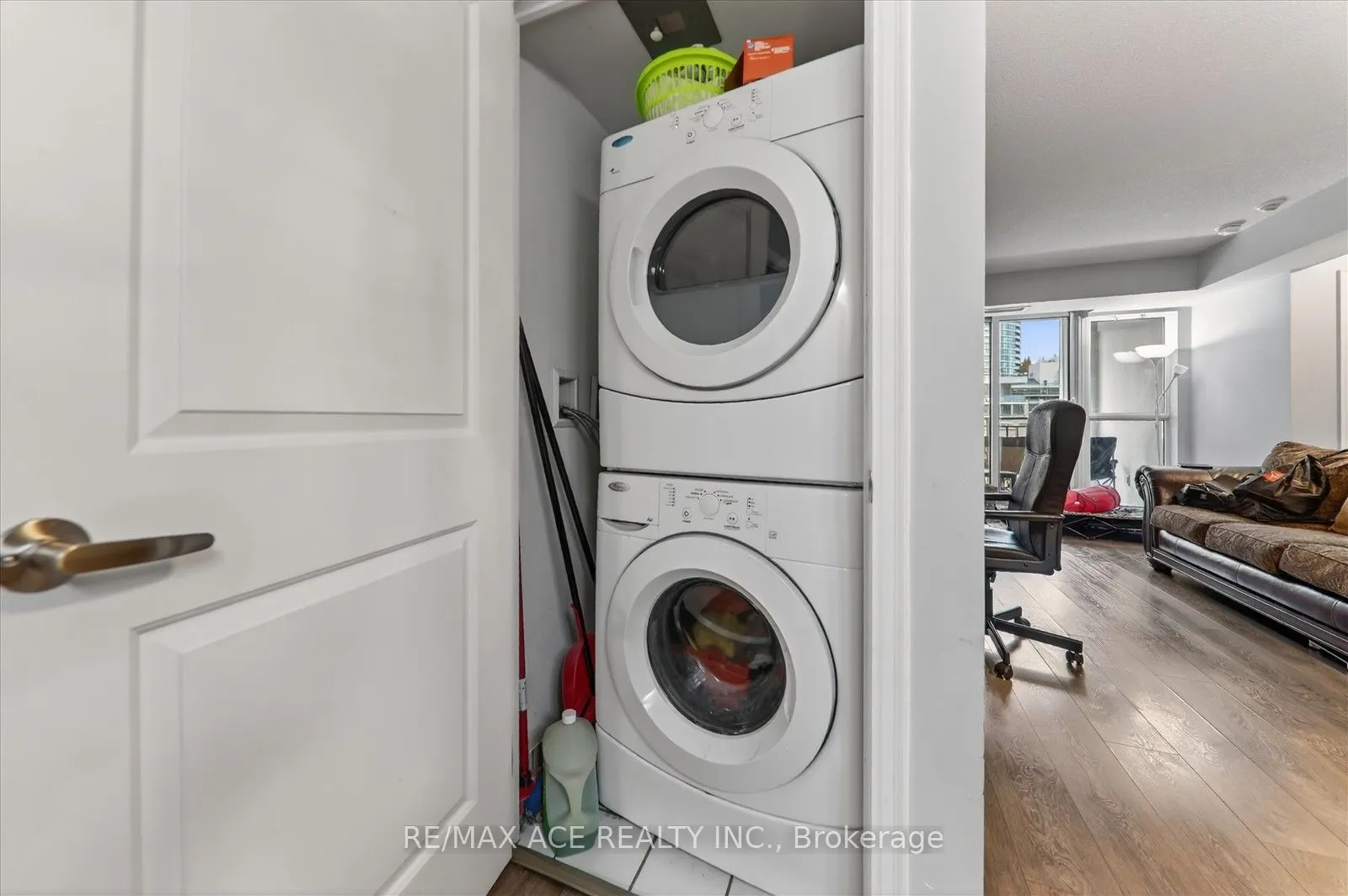 35 Bastion Street #706